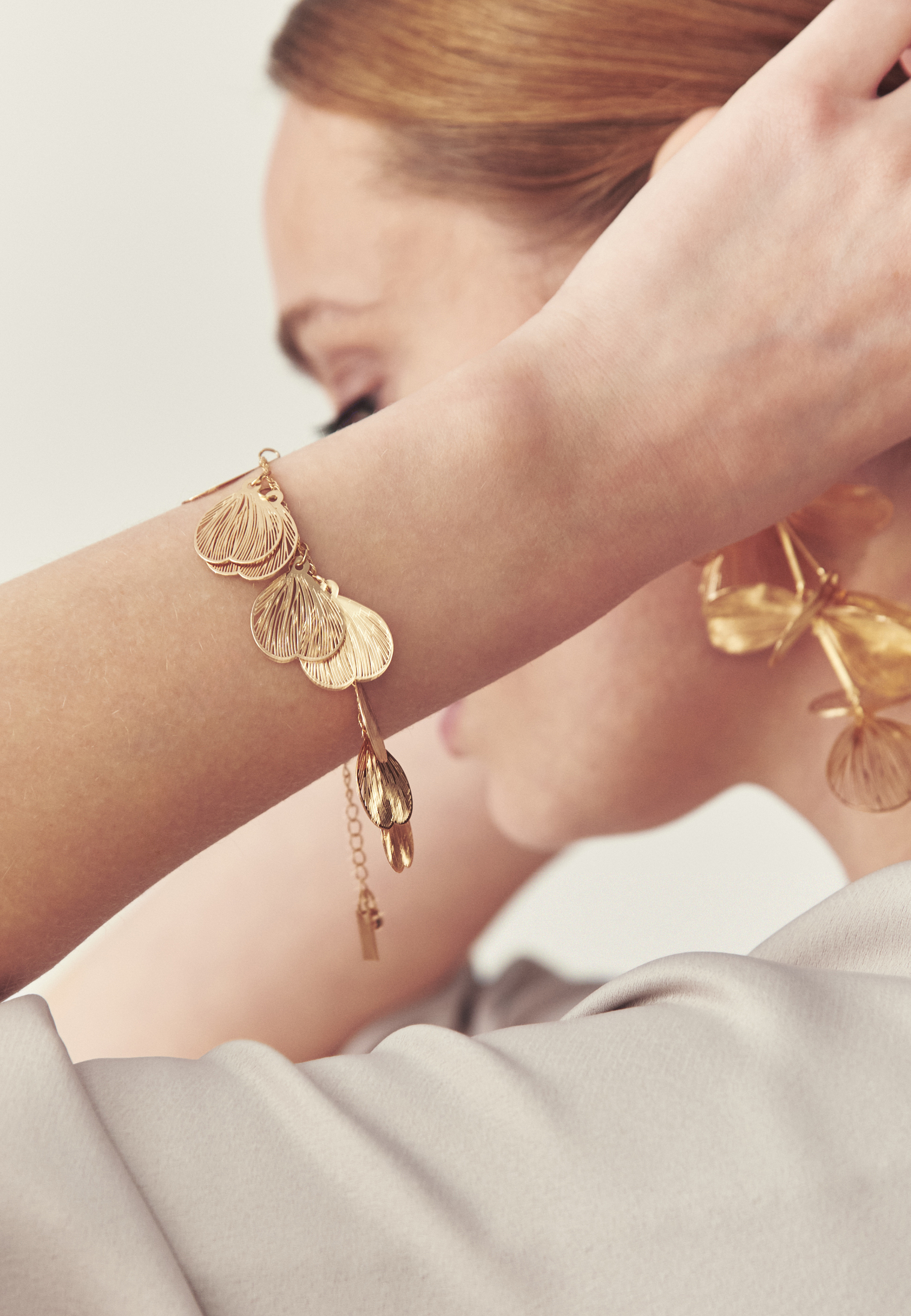 BRANSOLETKA Z KWIATOWYM MOTYWEM - AMATELA SZARY 2