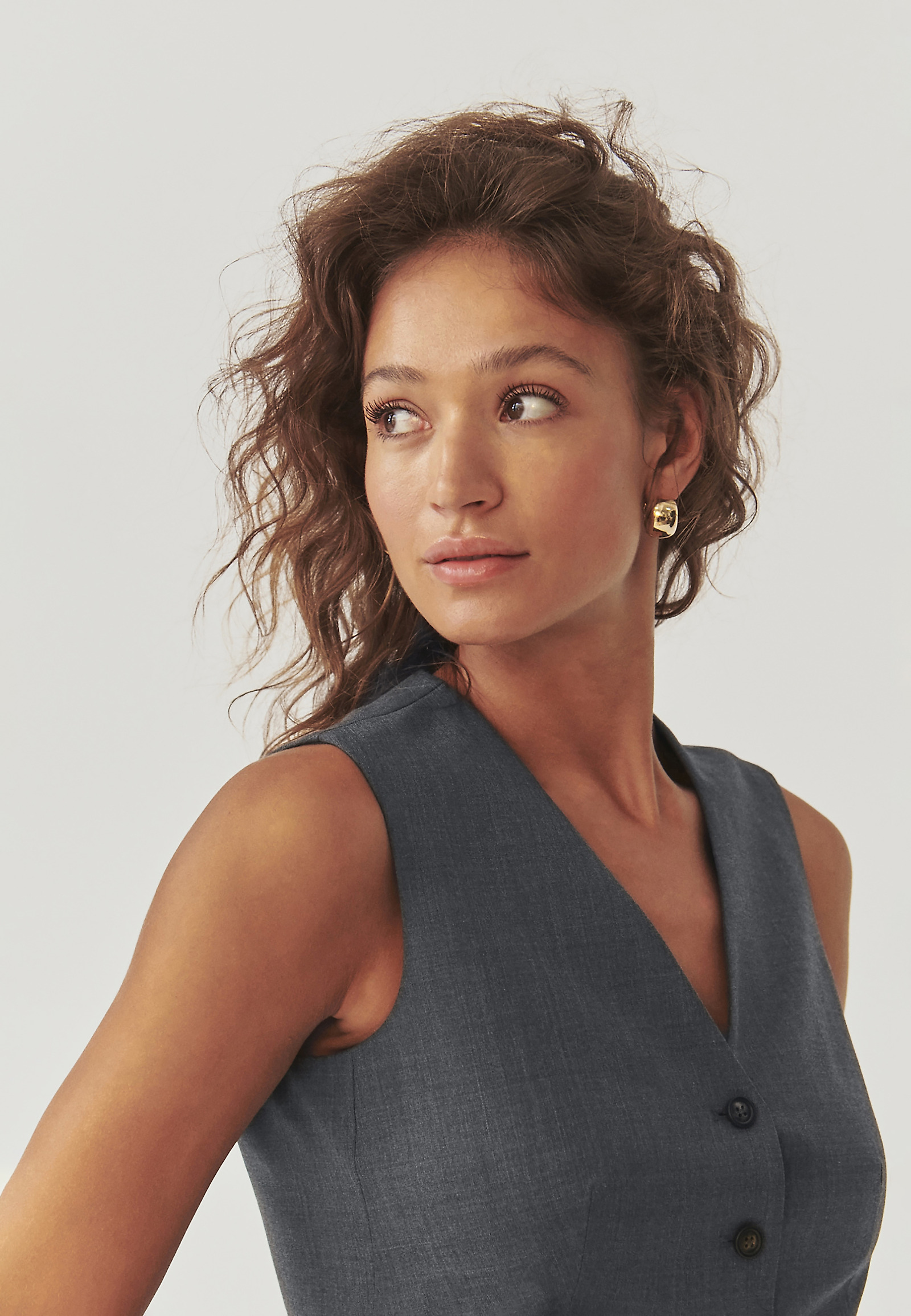 KLASYCZNA DAMSKA KAMIZELKA GARNITUROWA - RONITA 1 KLASYCZNA DAMSKA KAMIZELKA GARNITUROWA - RONITA 1 SZARY 103834