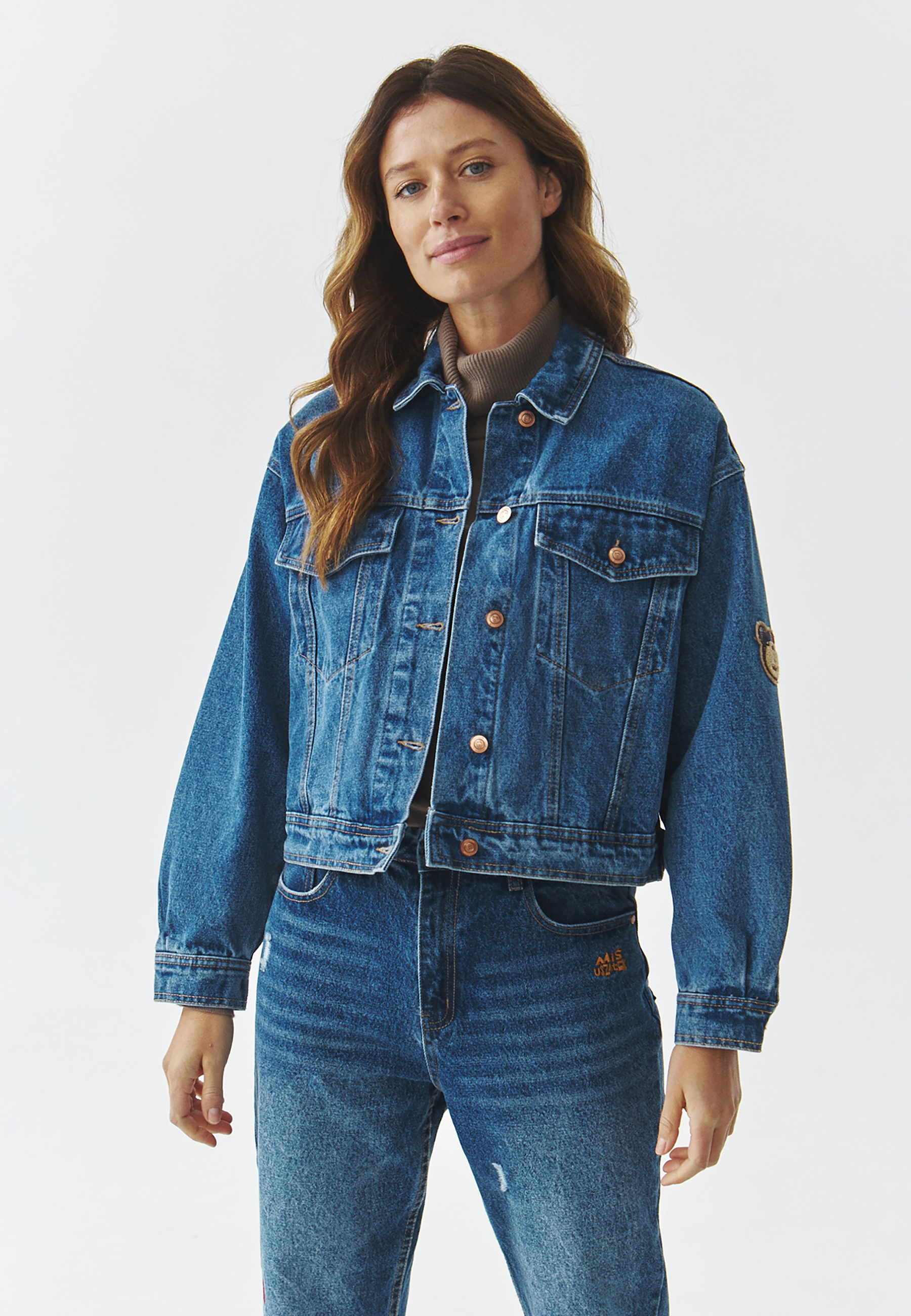 TKANINOWA KURTKA DENIM Z MOTYWEM MISIA USZATKA – BERNALI NIEBIESKI 2