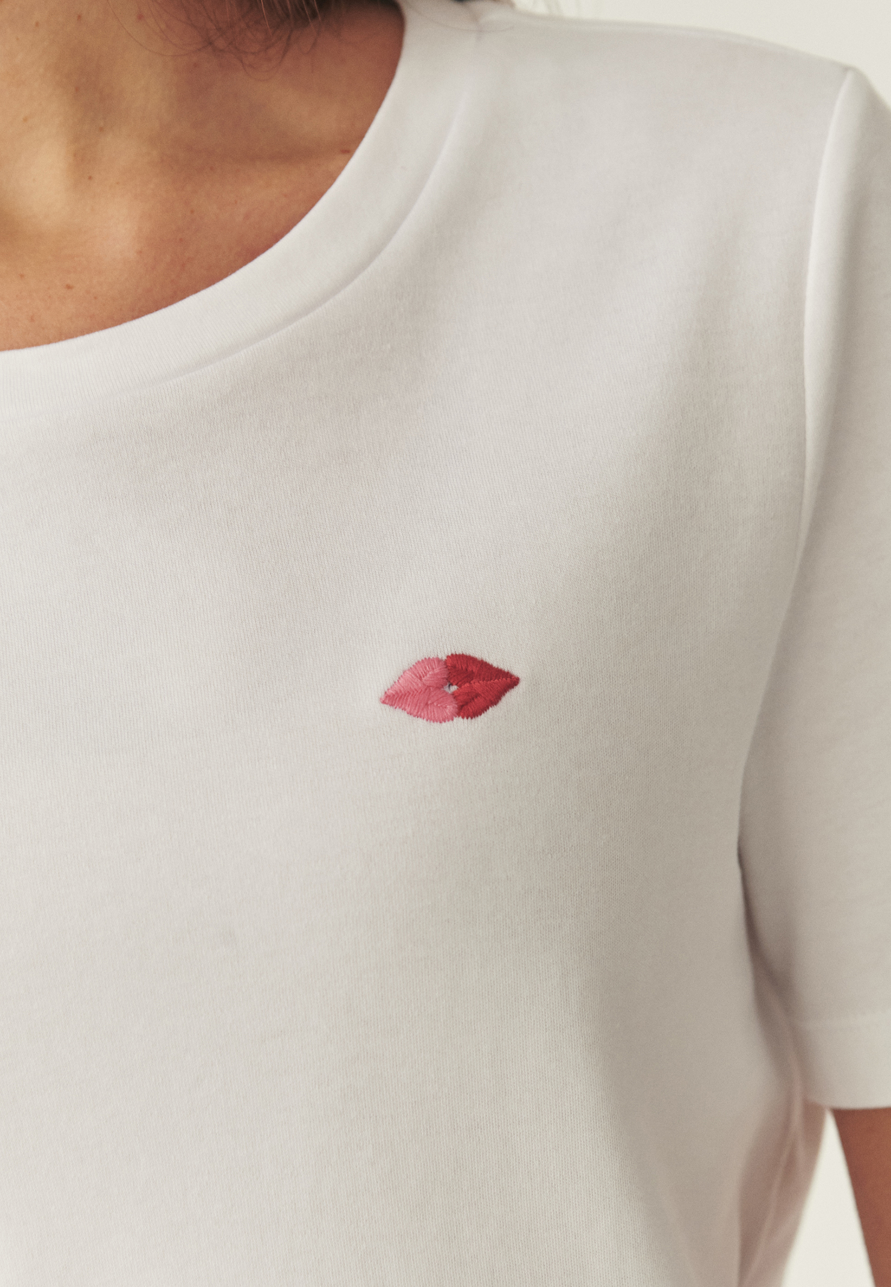 BAWEŁNIANY T-SHIRT Z HAFTEM - AJMIRJA 3 BIAŁY 2