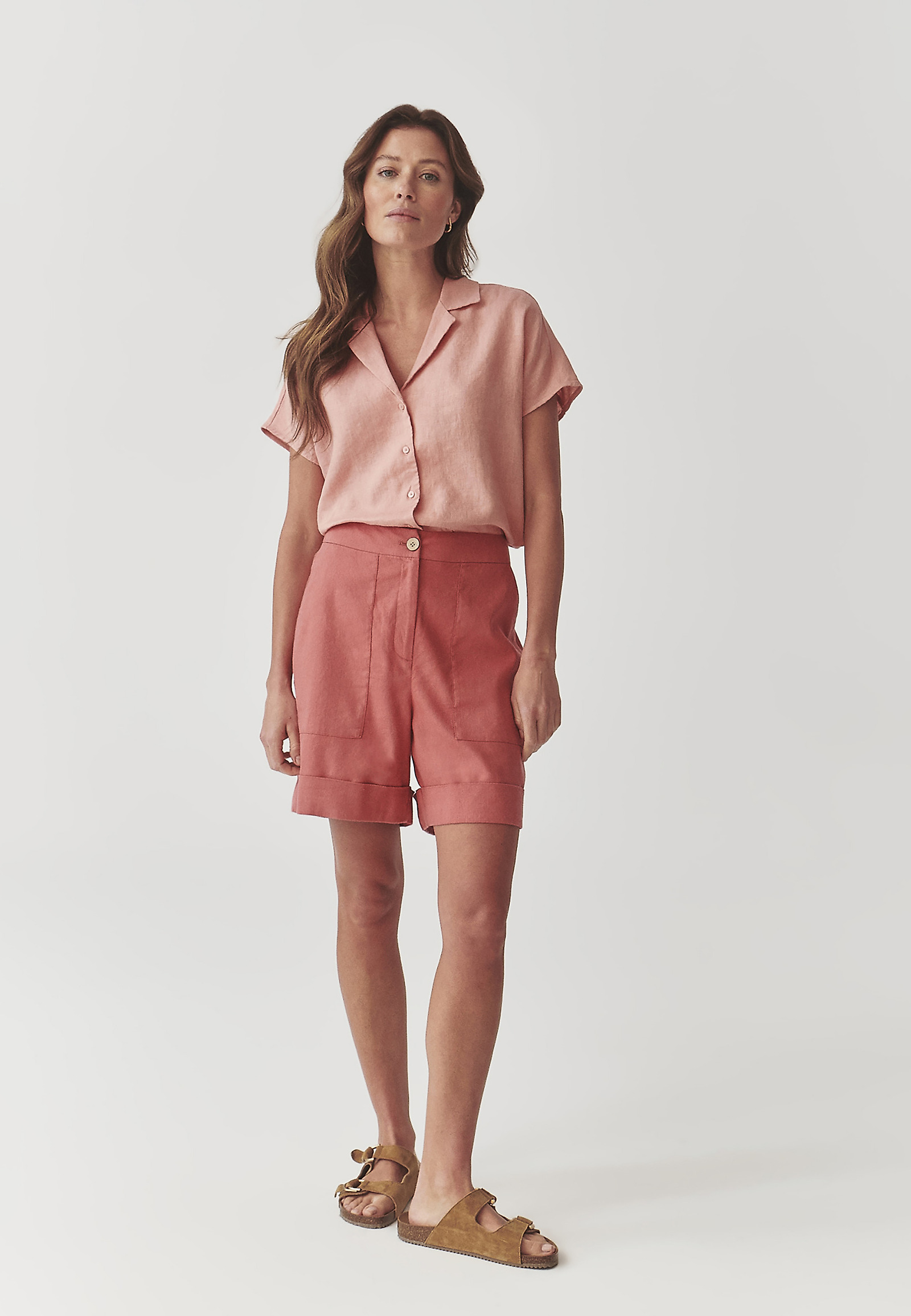 LNIANE SZORTY DAMSKIE Z OZDOBNYM KOKOSOWYM GUZIKIEM - ERIO LNIANE SZORTY DAMSKIE Z OZDOBNYM KOKOSOWYM GUZIKIEM - ERIO RÓŻOWY 106344