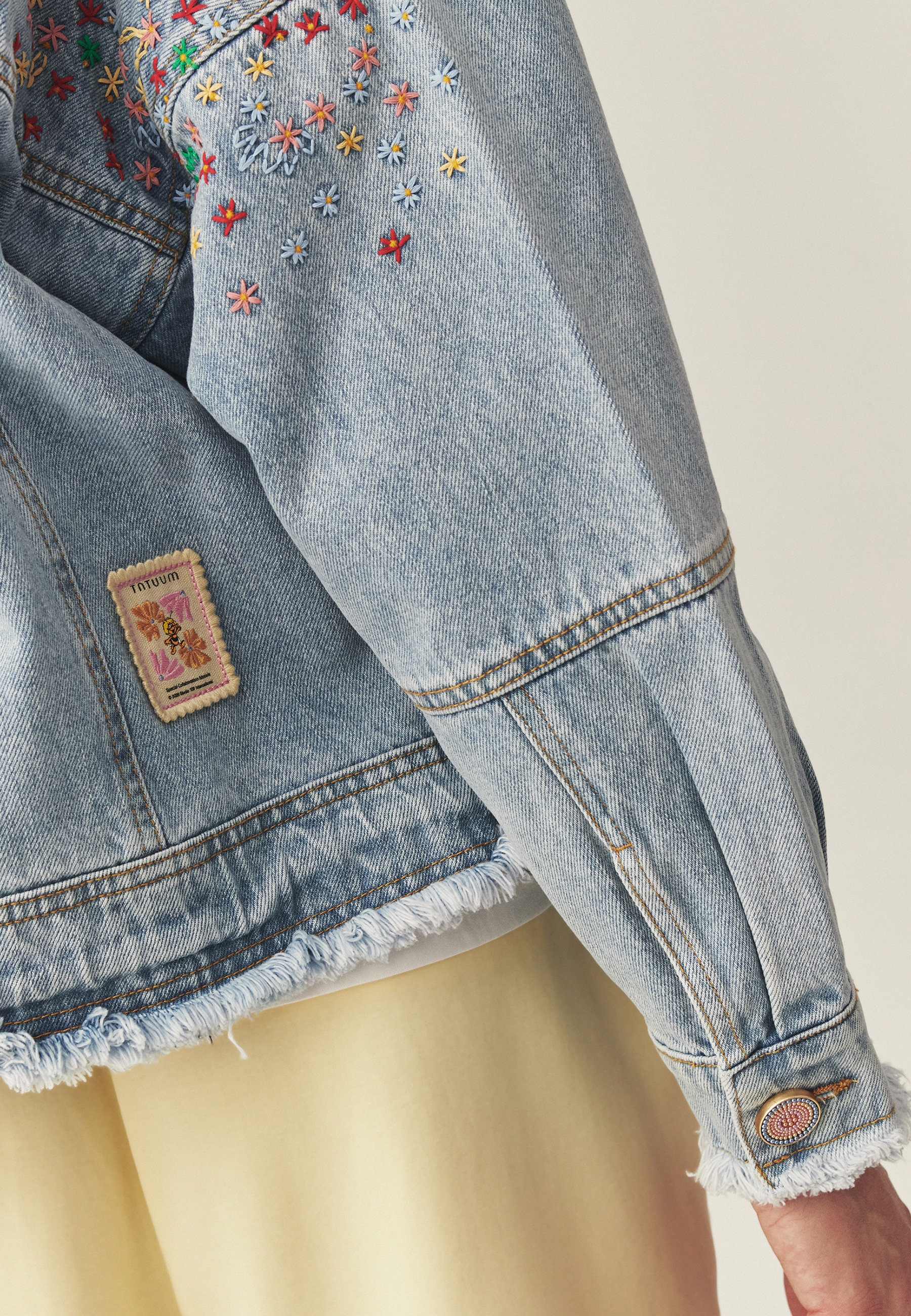 DŽÍNOVÁ BUNDA S VÝŠIVKOU – WARATIKA