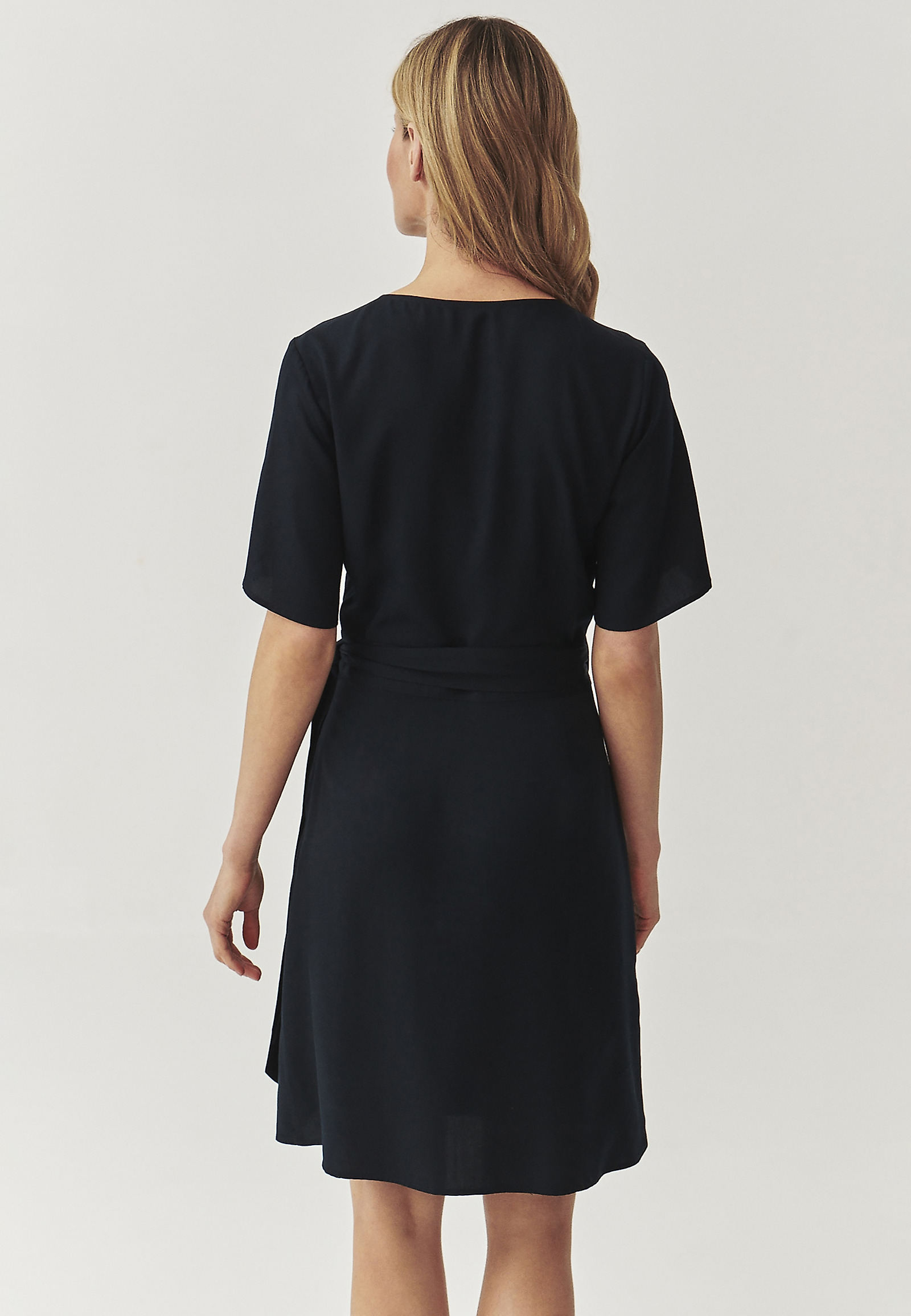 SUKIENKA KOPERTOWA Z PRZEWIEWNEGO LYOCELLU - TAKTI SUKIENKA KOPERTOWA Z PRZEWIEWNEGO LYOCELLU - TAKTI GRANATOWY 97749