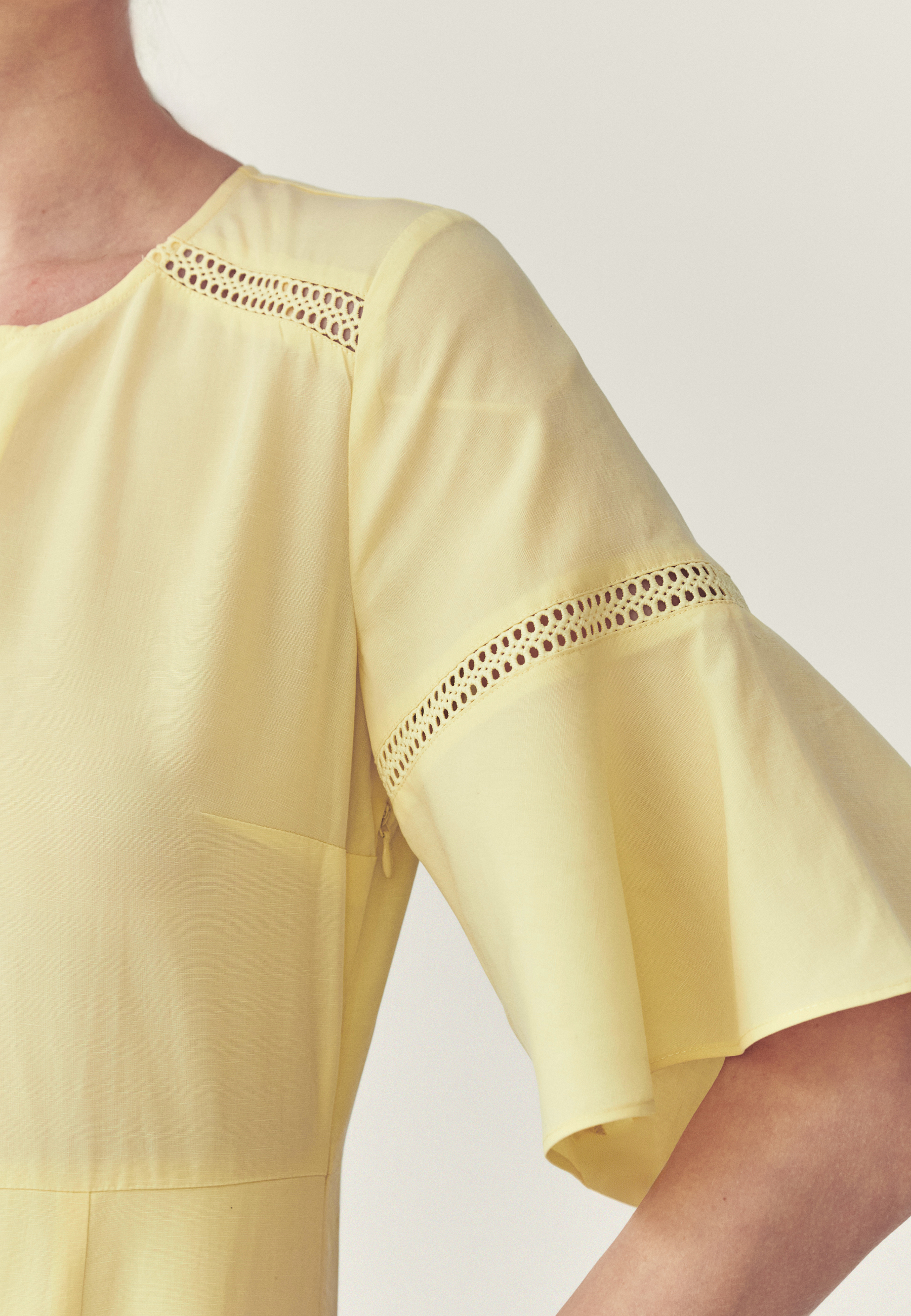 KRÉMOVÉ ŠATY S ĽANOM – BUSSA