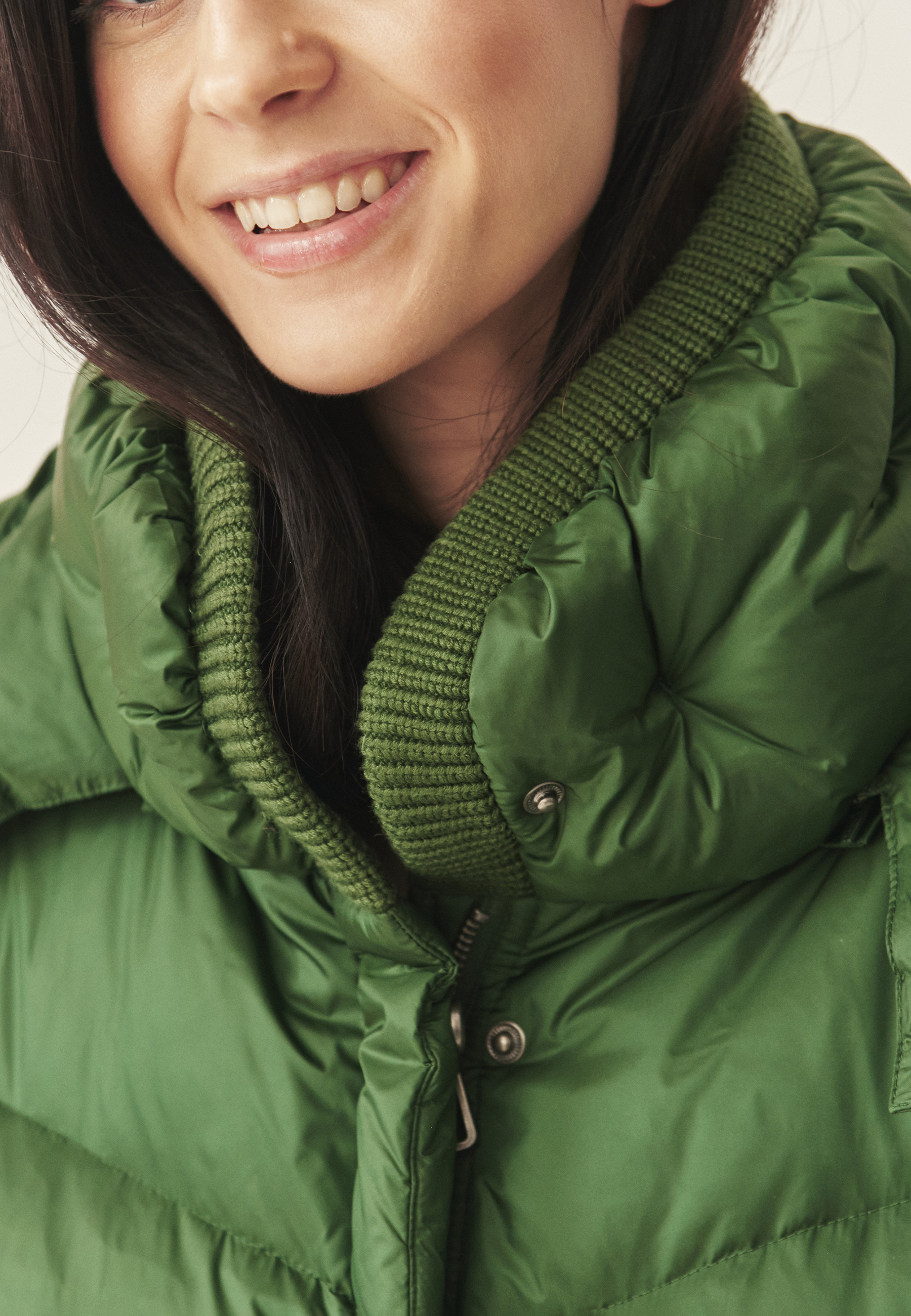 PÉŘOVÁ BUNDA S KAPUCÍ – DAGAMARI ZELENÁ 2