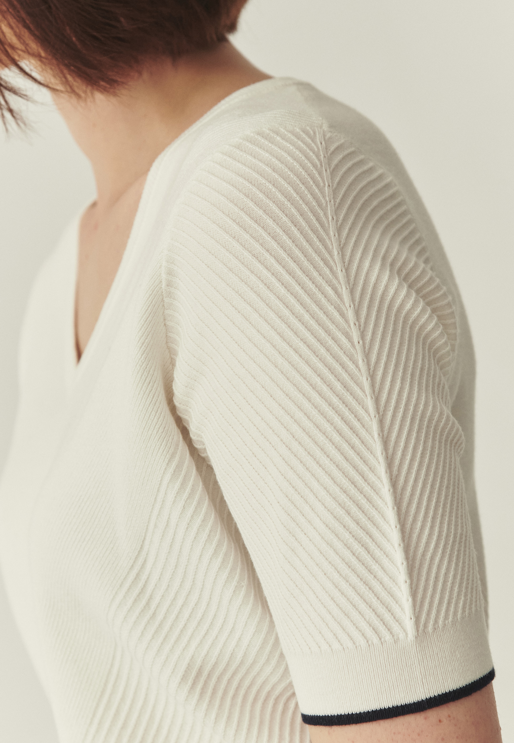 KNITTED BLOUSE WITH LENZING™ ECOVERO™ VISCOSE - MUGI ECRU 2