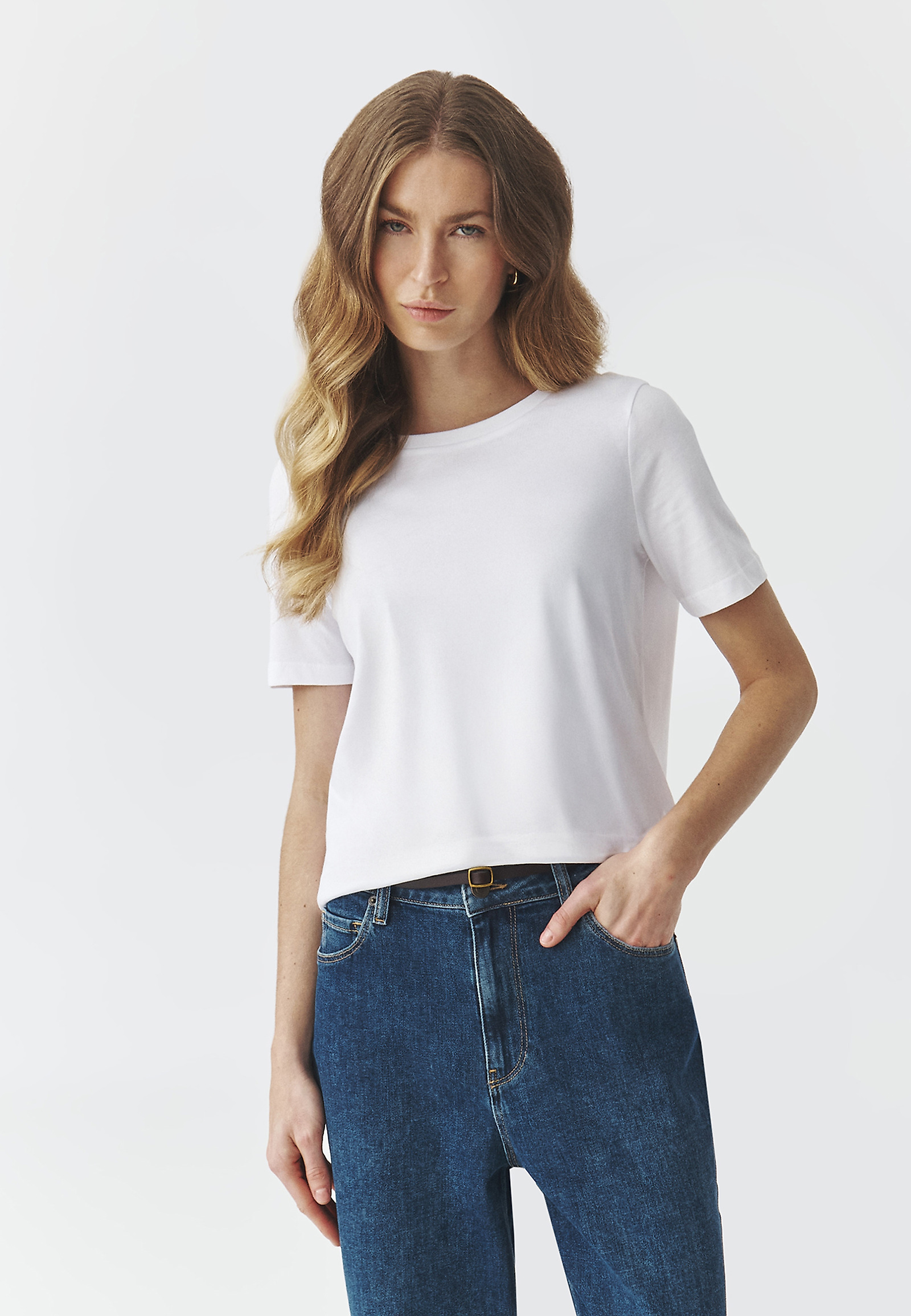 DAMSKI T-SHIRT BOXY Z KRÓTKIM RĘKAWEM — DELOR DAMSKI T-SHIRT BOXY Z KRÓTKIM RĘKAWEM — DELOR BIAŁY 106455