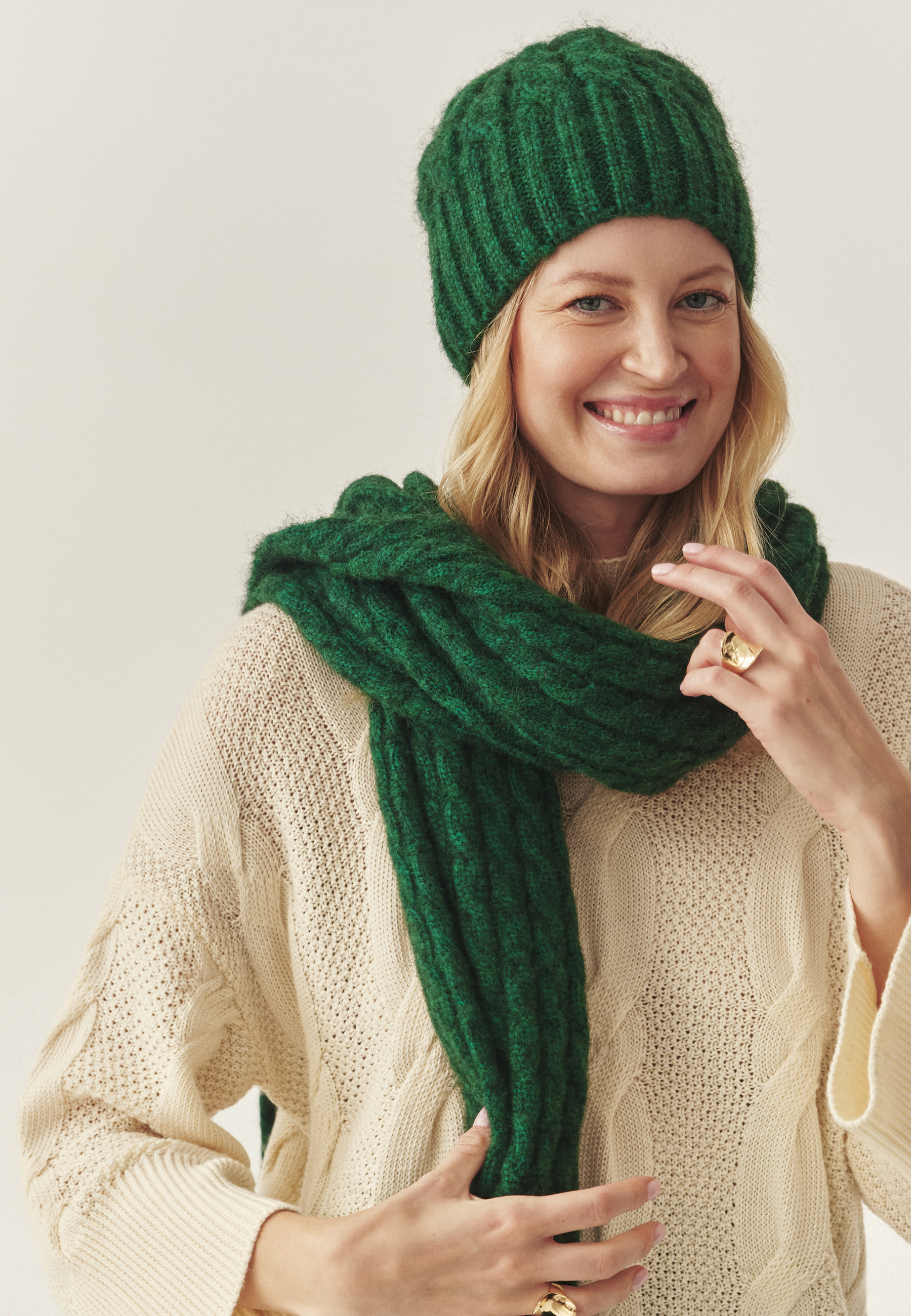 CZAPKA Z DOMIESZKĄ WEŁNY - VOLISIA ZIELONY 2