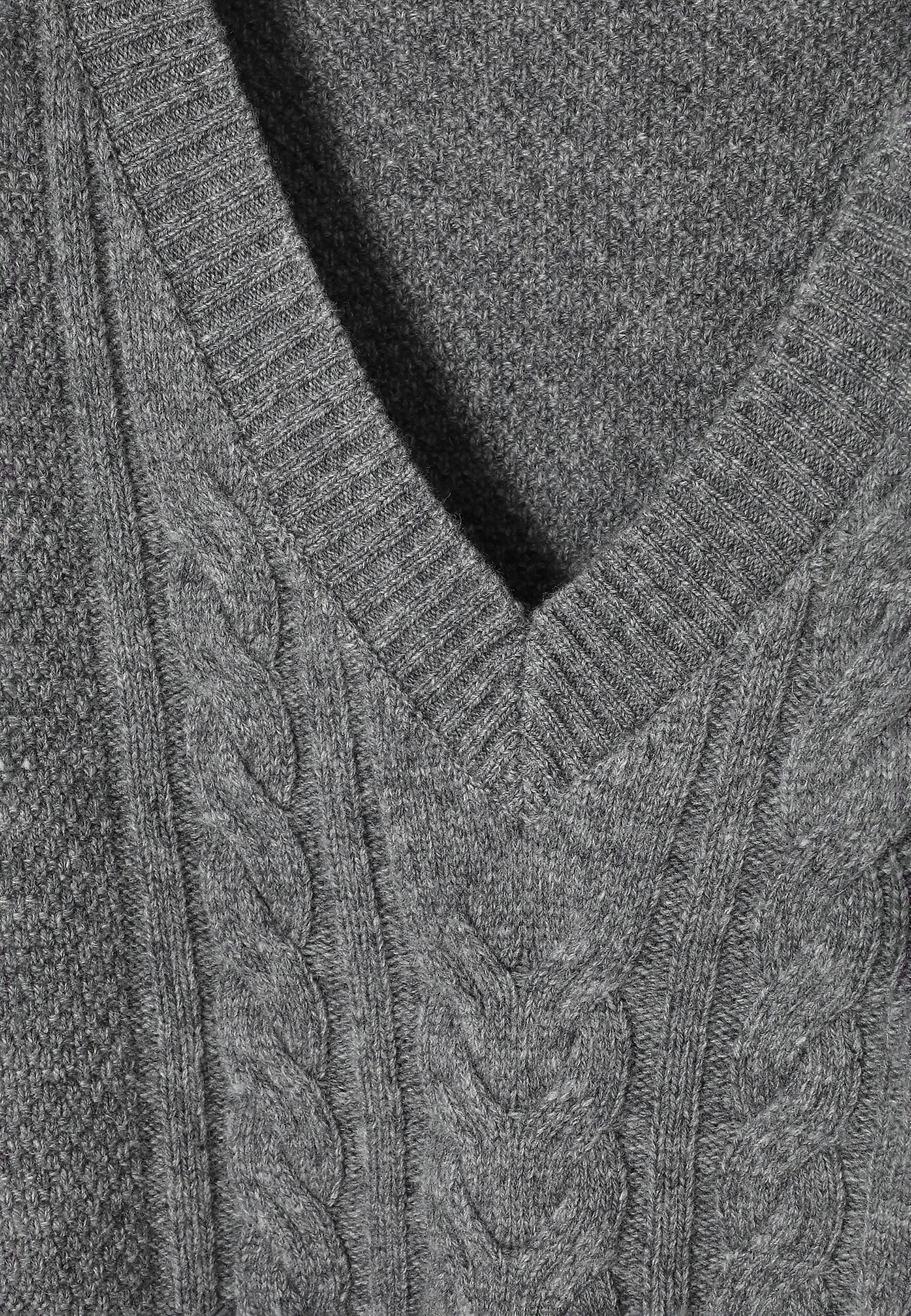 DÁMSKA PLETENÁ VESTA S VÝSTRIHOM DO V – LENA DÁMSKA PLETENÁ VESTA S VÝSTRIHOM DO V – LENA SIVÁ 103829