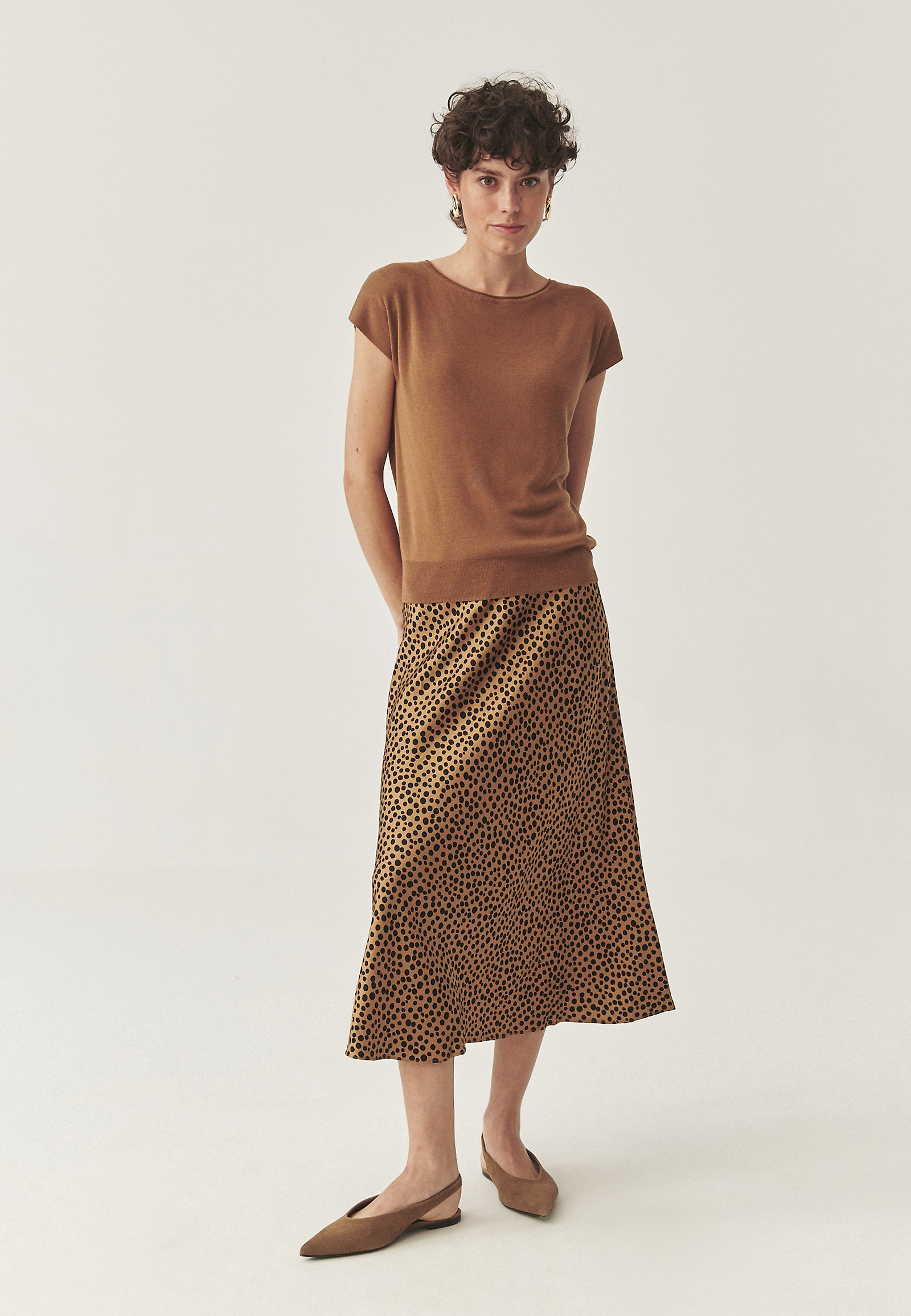 VZOROVANÁ SATÉNOVÁ MIDI SUKŇA - SATINI 1 VZOROVANÁ SATÉNOVÁ MIDI SUKŇA - SATINI 1 VIACFAREBNÝ 113672