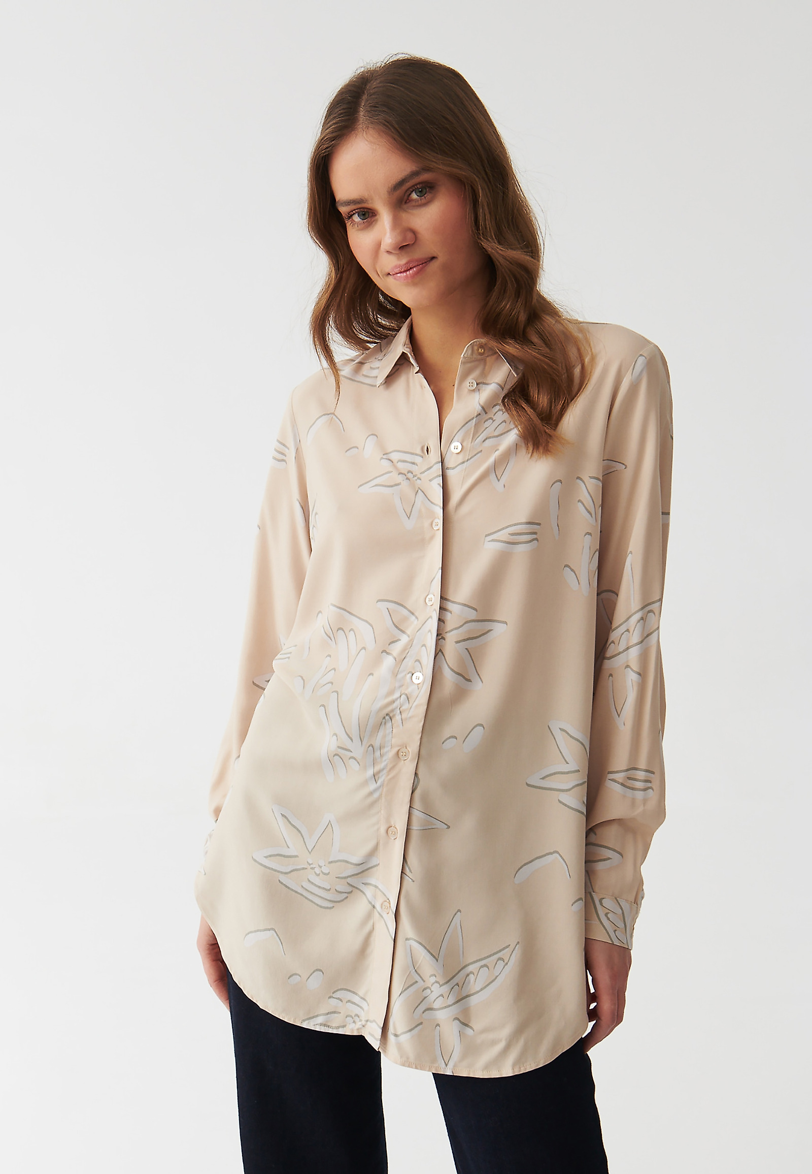 DÁMSKÁ KOŠILOVÁ TUNIKA S MODERNÍM KVĚTINOVÝM POTISKEM - LIBU DÁMSKÁ KOŠILOVÁ TUNIKA S MODERNÍM KVĚTINOVÝM POTISKEM - LIBU VÍCEBAREVNÝ 95887