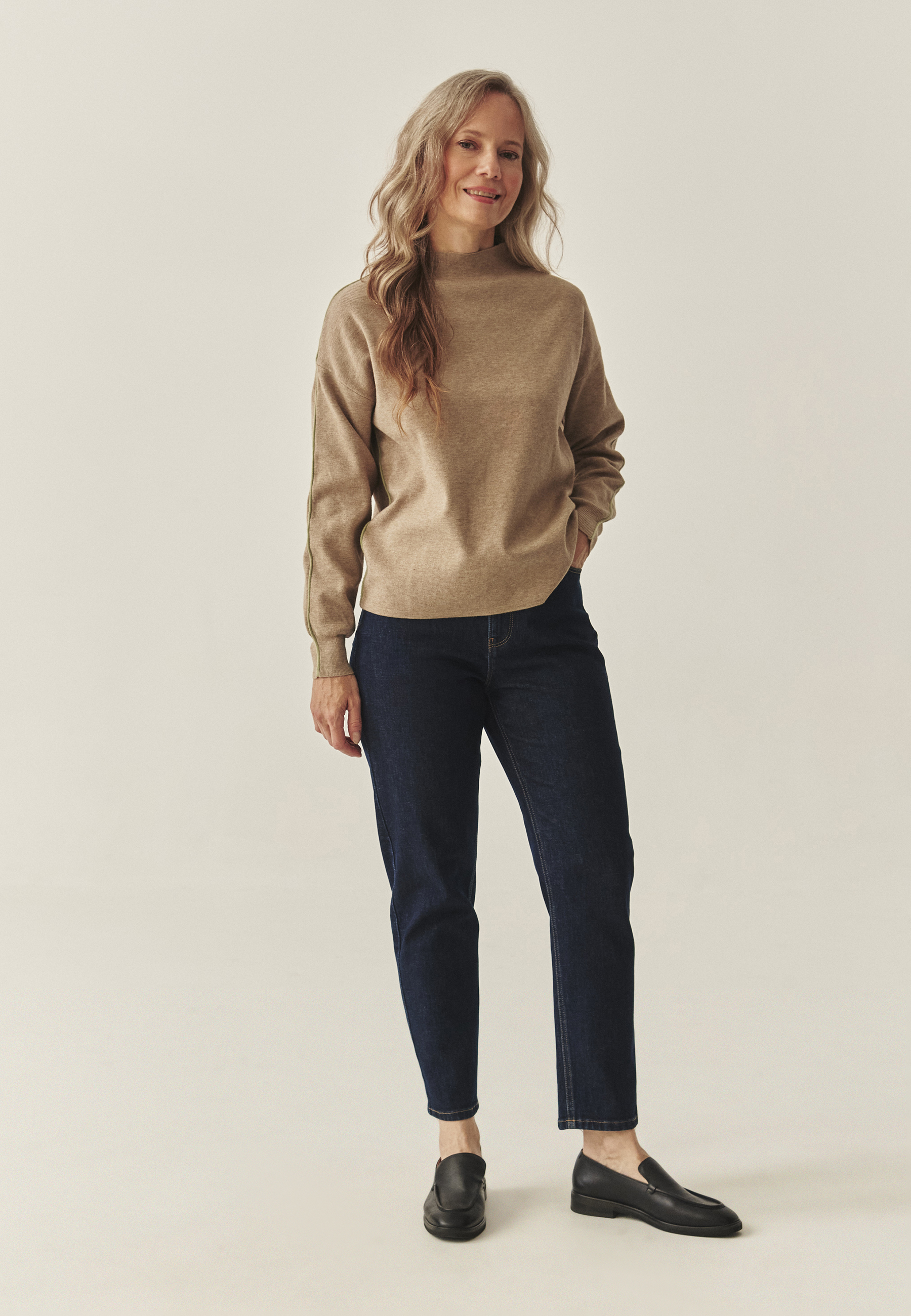 PULOVER DE DAMĂ CU DECOLTEU TIP BĂRCUȚĂ ȘI TIV DECORATIV - CORALINE BEJ 2