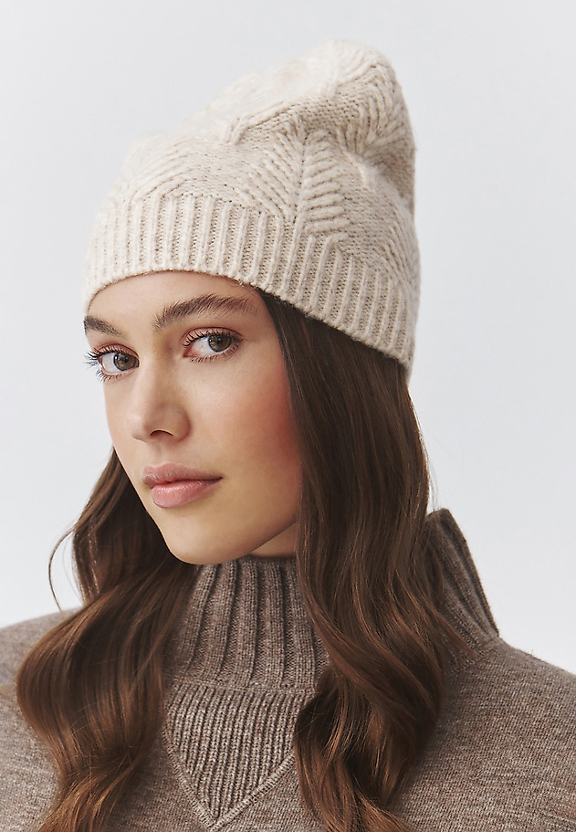 KNITTED LADIES' CAP WITH AUTUMN STRUCTURED PATTERN — TUKA KNITTED LADIES' CAP WITH AUTUMN STRUCTURED PATTERN — TUKA BEŻOWY 1