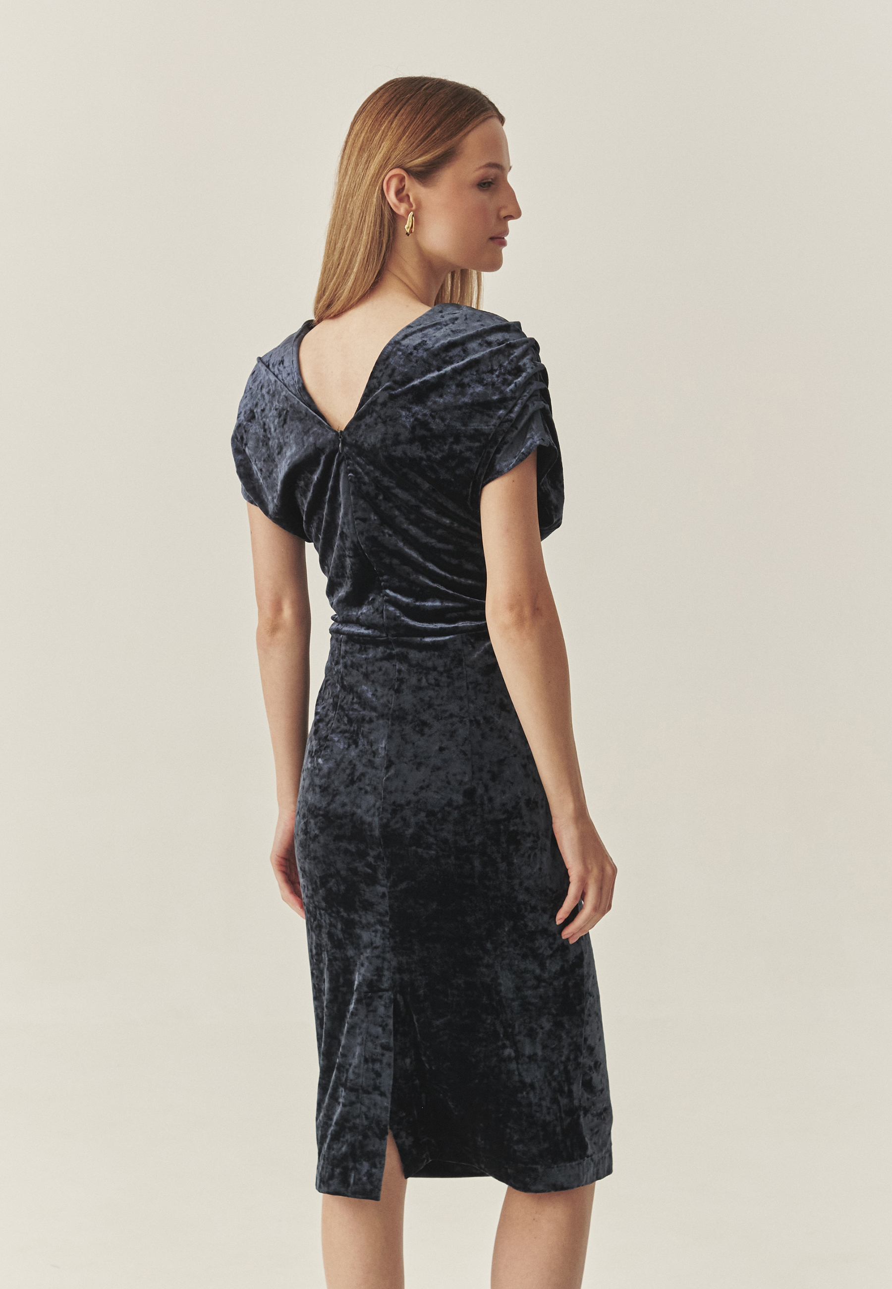 ELEGANCKA SUKIENKA DAMSKA Z WELWETOWEJ DZIANINY — AKSA GRANATOWY 2