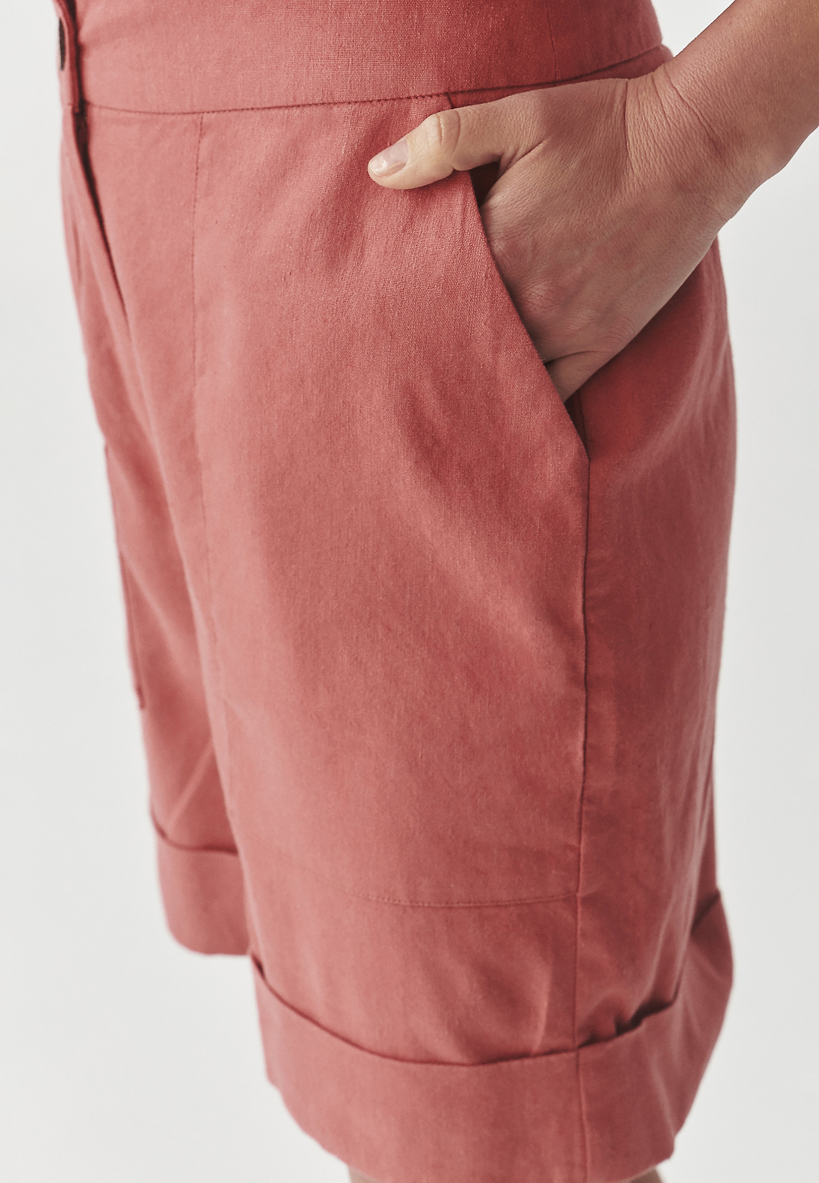 LNIANE SZORTY DAMSKIE Z OZDOBNYM KOKOSOWYM GUZIKIEM - ERIO LNIANE SZORTY DAMSKIE Z OZDOBNYM KOKOSOWYM GUZIKIEM - ERIO RÓŻOWY 106347