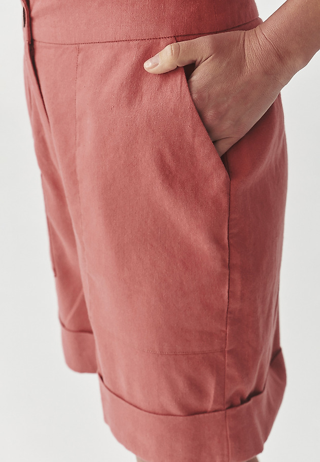 LNIANE SZORTY DAMSKIE Z OZDOBNYM KOKOSOWYM GUZIKIEM - ERIO LNIANE SZORTY DAMSKIE Z OZDOBNYM KOKOSOWYM GUZIKIEM - ERIO RÓŻOWY 4