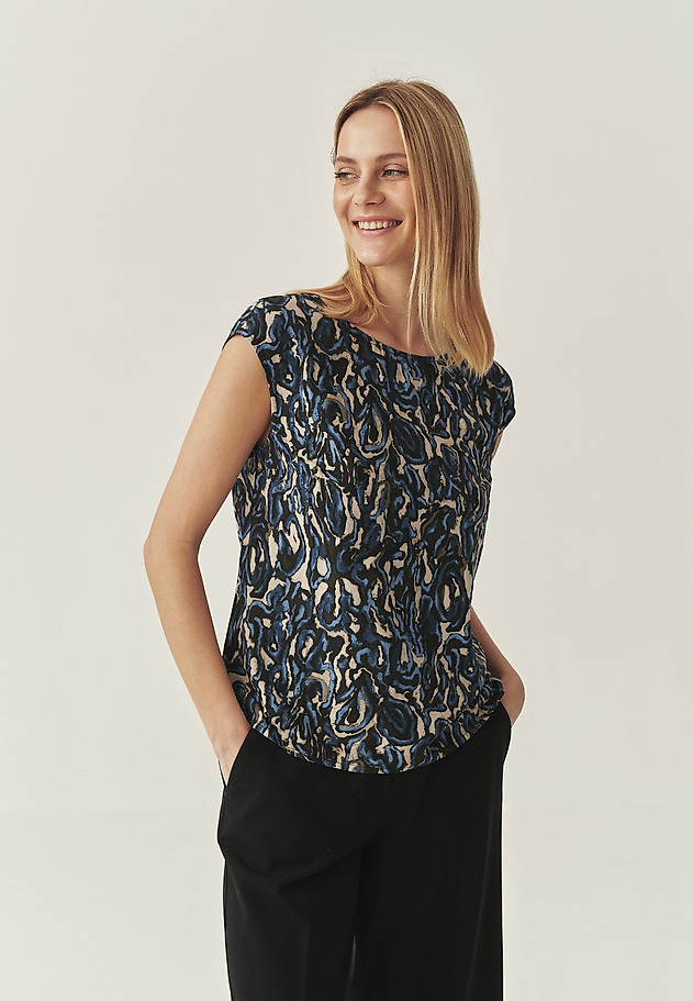 BLUZA IZ VISKOZE Z ORIGINALNIM DIZAJNOM - RAELA 1 BLUZA IZ VISKOZE Z ORIGINALNIM DIZAJNOM - RAELA 1 VEČBARVNA 1