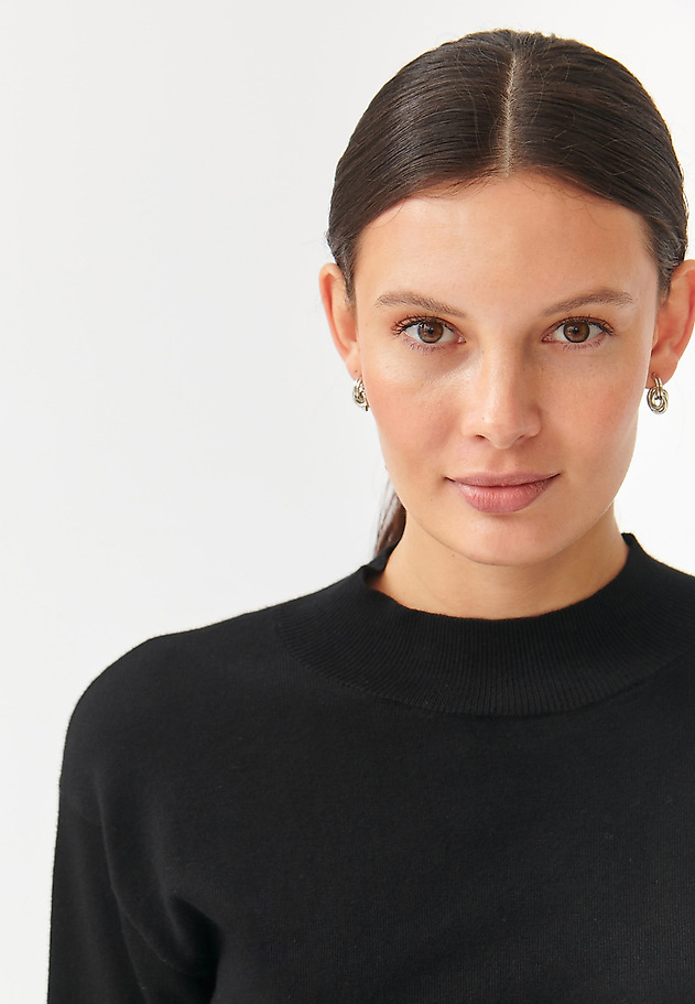 UNIVERSAL LADIES’ SWEATER WITH A HALF-TURTLENECK NAWIKO 1 UNIVERSAL LADIES’ SWEATER WITH A HALF-TURTLENECK NAWIKO 1 BLACK 1