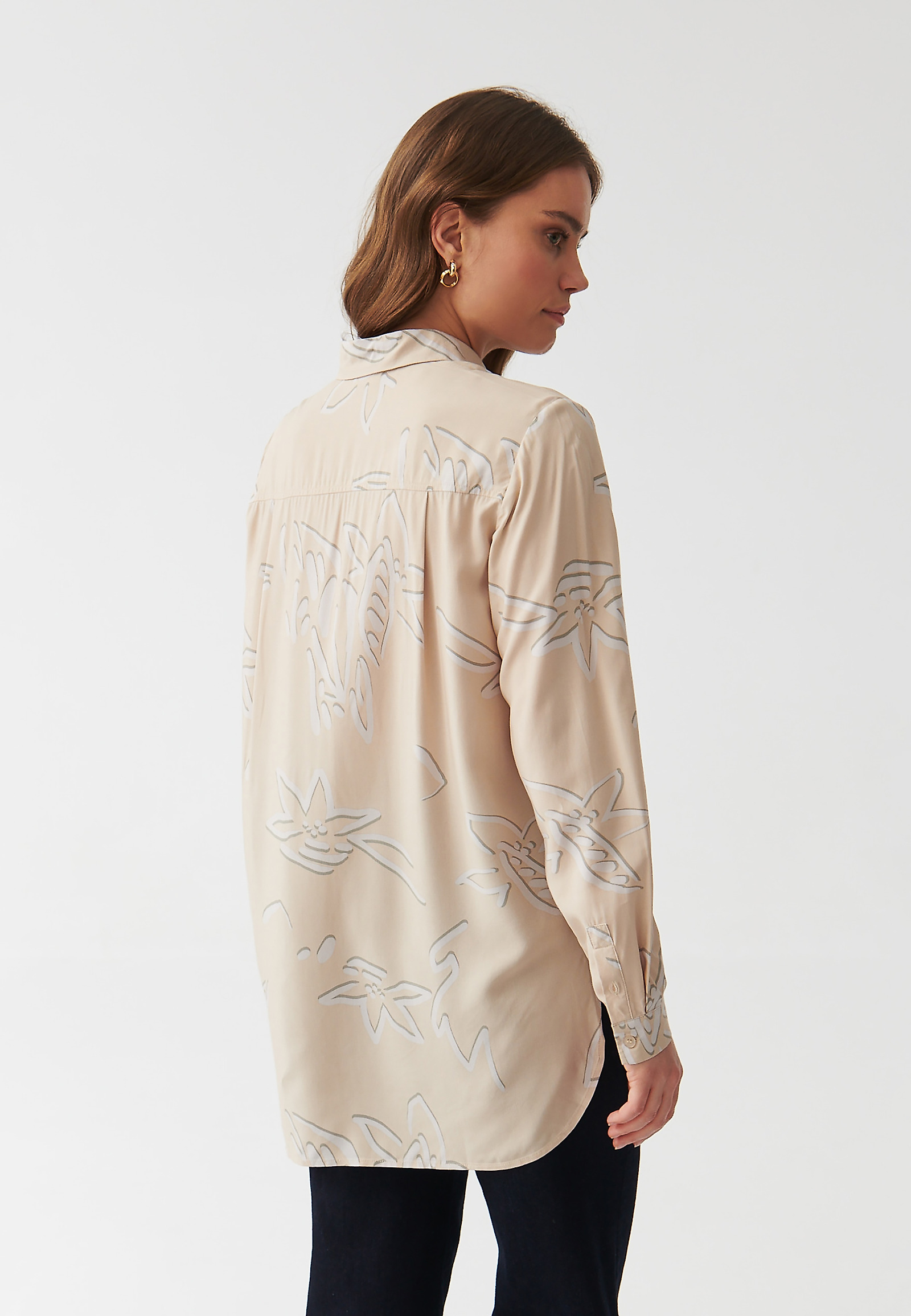 DÁMSKÁ KOŠILOVÁ TUNIKA S MODERNÍM KVĚTINOVÝM POTISKEM - LIBU DÁMSKÁ KOŠILOVÁ TUNIKA S MODERNÍM KVĚTINOVÝM POTISKEM - LIBU VÍCEBAREVNÝ 95885