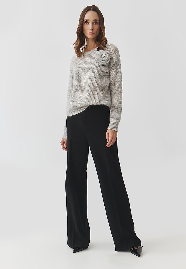 LADIES' JUMPER IN YARN WITH FLORAL, DECORATIVE ELEMENT — CLAIRE LADIES' JUMPER IN YARN WITH FLORAL, DECORATIVE ELEMENT — CLAIRE SREBRNY 2
