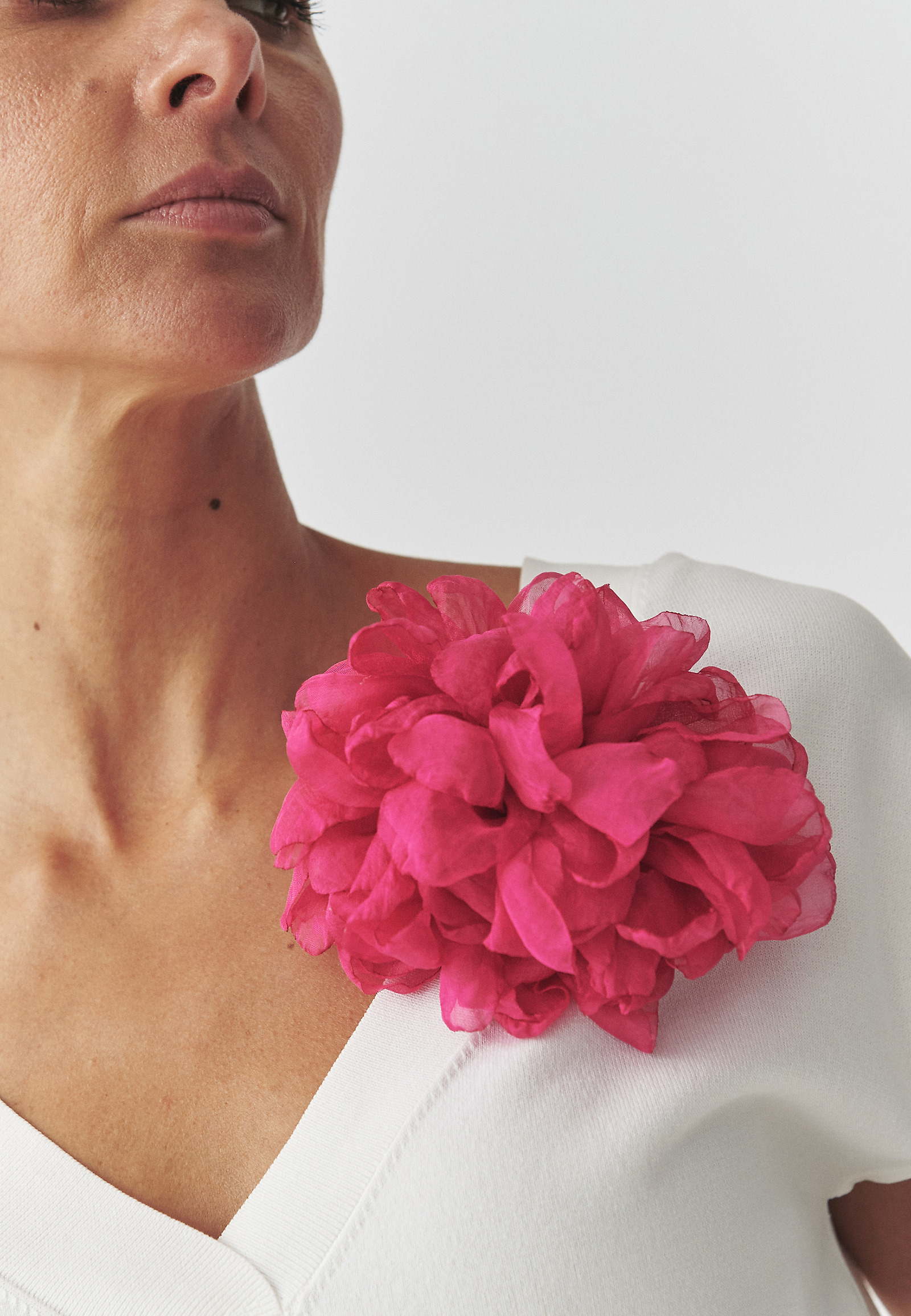 BROSZKA Z TKANINOWYM KWIATEM — FLOWI 4 BROSZKA Z TKANINOWYM KWIATEM — FLOWI 4 CZERWONY 108954