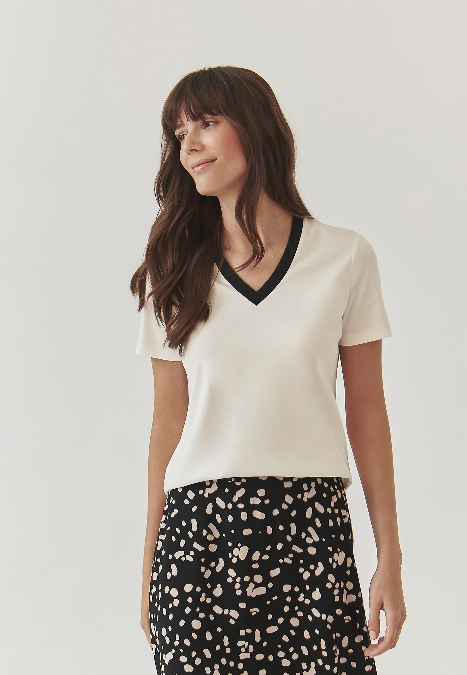 BAWEŁNIANA BLUZKA DAMSKA Z DEKOLTEM W SEREK - SALEMA BAWEŁNIANA BLUZKA DAMSKA Z DEKOLTEM W SEREK - SALEMA ECRU 98661