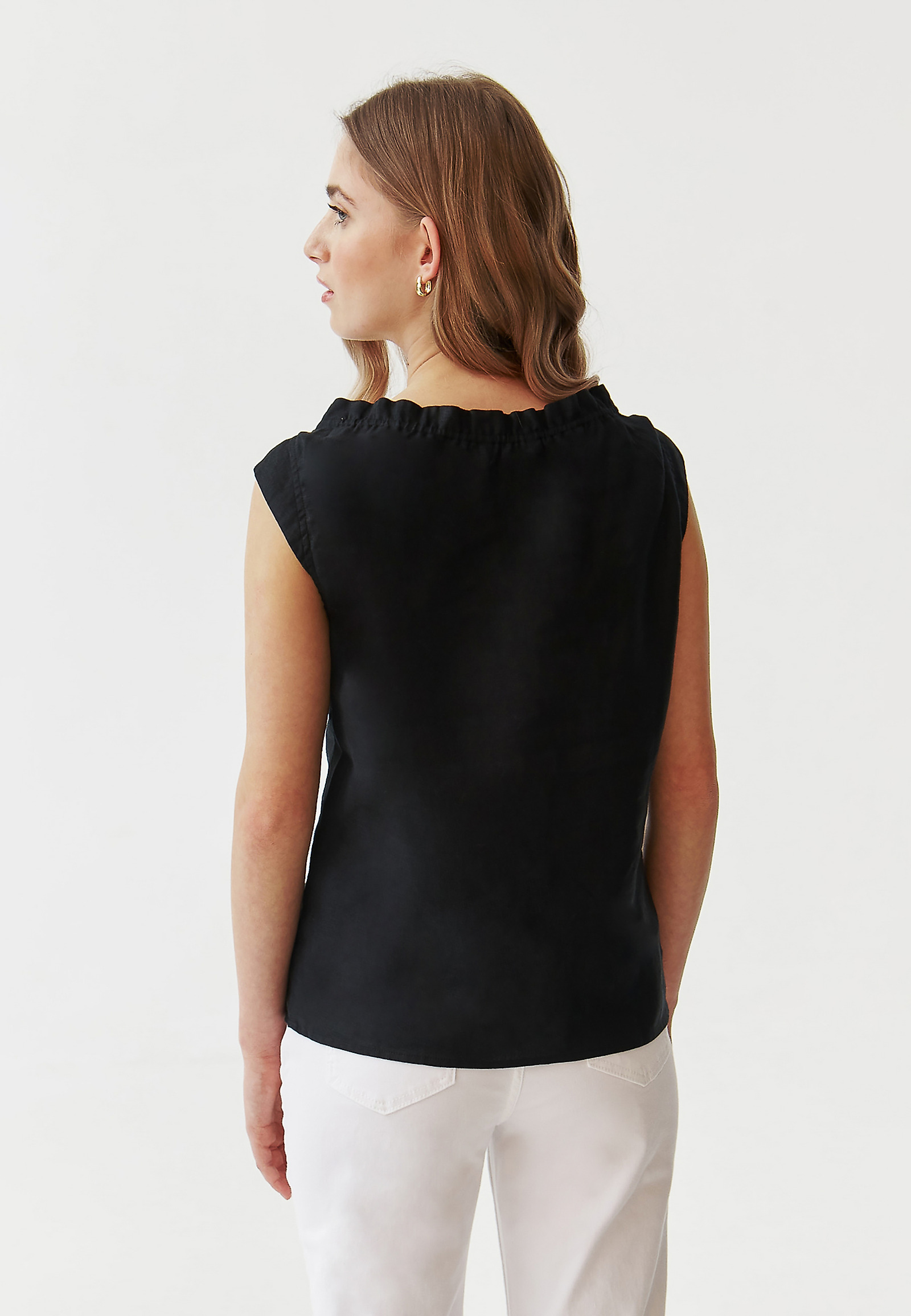 LNIANA BLUZKA DAMSKA Z OZDOBNYM DEKOLTEM  - IXA LNIANA BLUZKA DAMSKA Z OZDOBNYM DEKOLTEM  - IXA CZARNY 96800