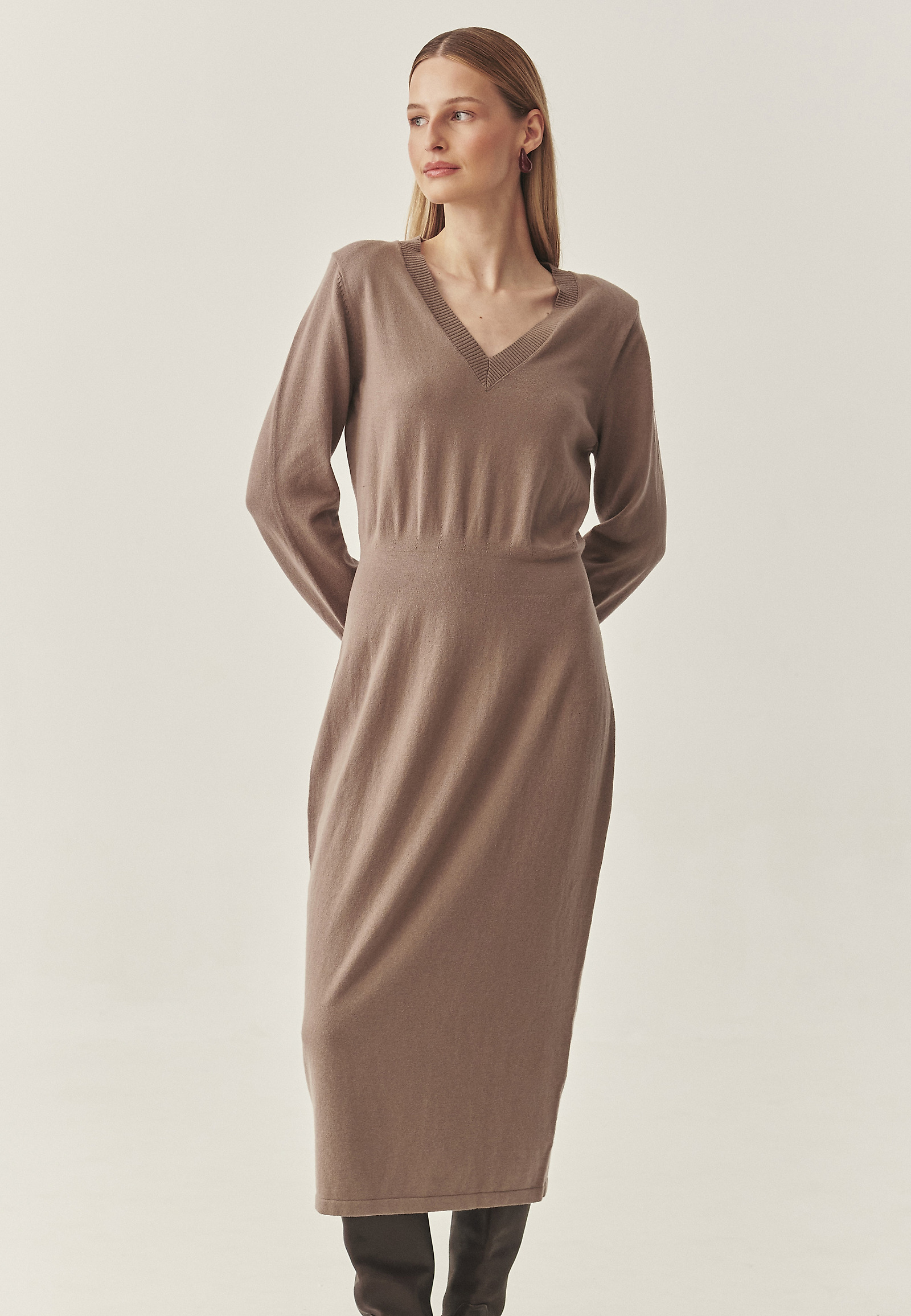 FITTED YARN MIDI DRESS — JASMINE FITTED YARN MIDI DRESS — JASMINE BEIGE 118587