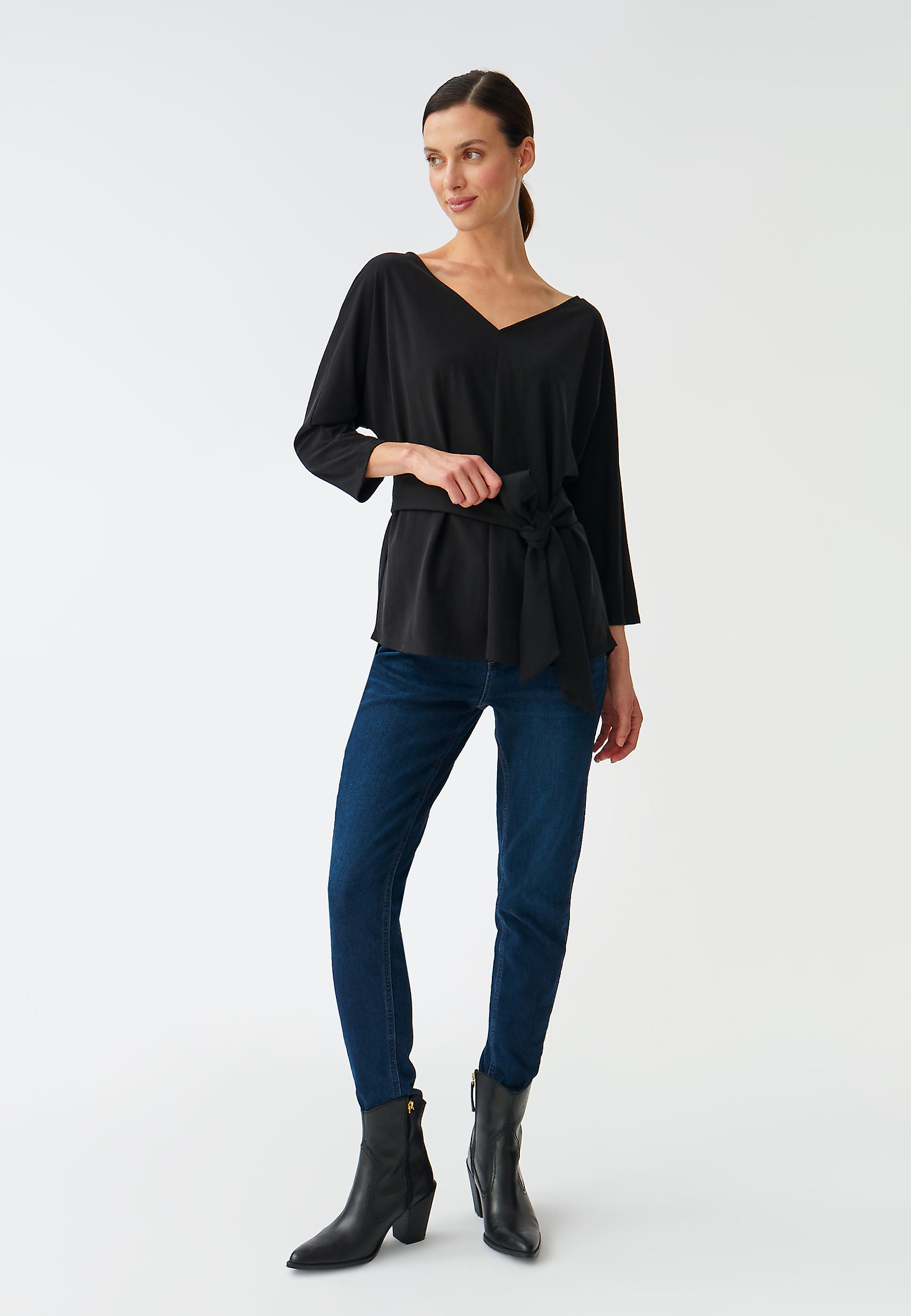 ŽENSKA BLUZA Z ZAVEZANIMI ROKAVI SZELO ŽENSKA BLUZA Z ZAVEZANIMI ROKAVI SZELO ČRNA 89831