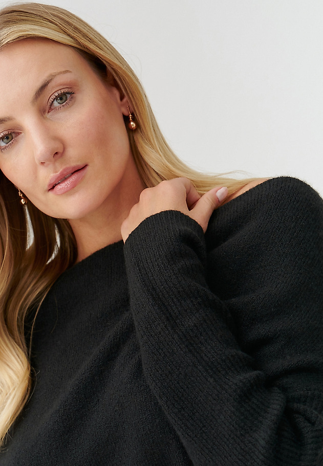 LADIES’ SWEATER WITH DECORATIVE NECKLINE ATI LADIES’ SWEATER WITH DECORATIVE NECKLINE ATI CZARNY 6