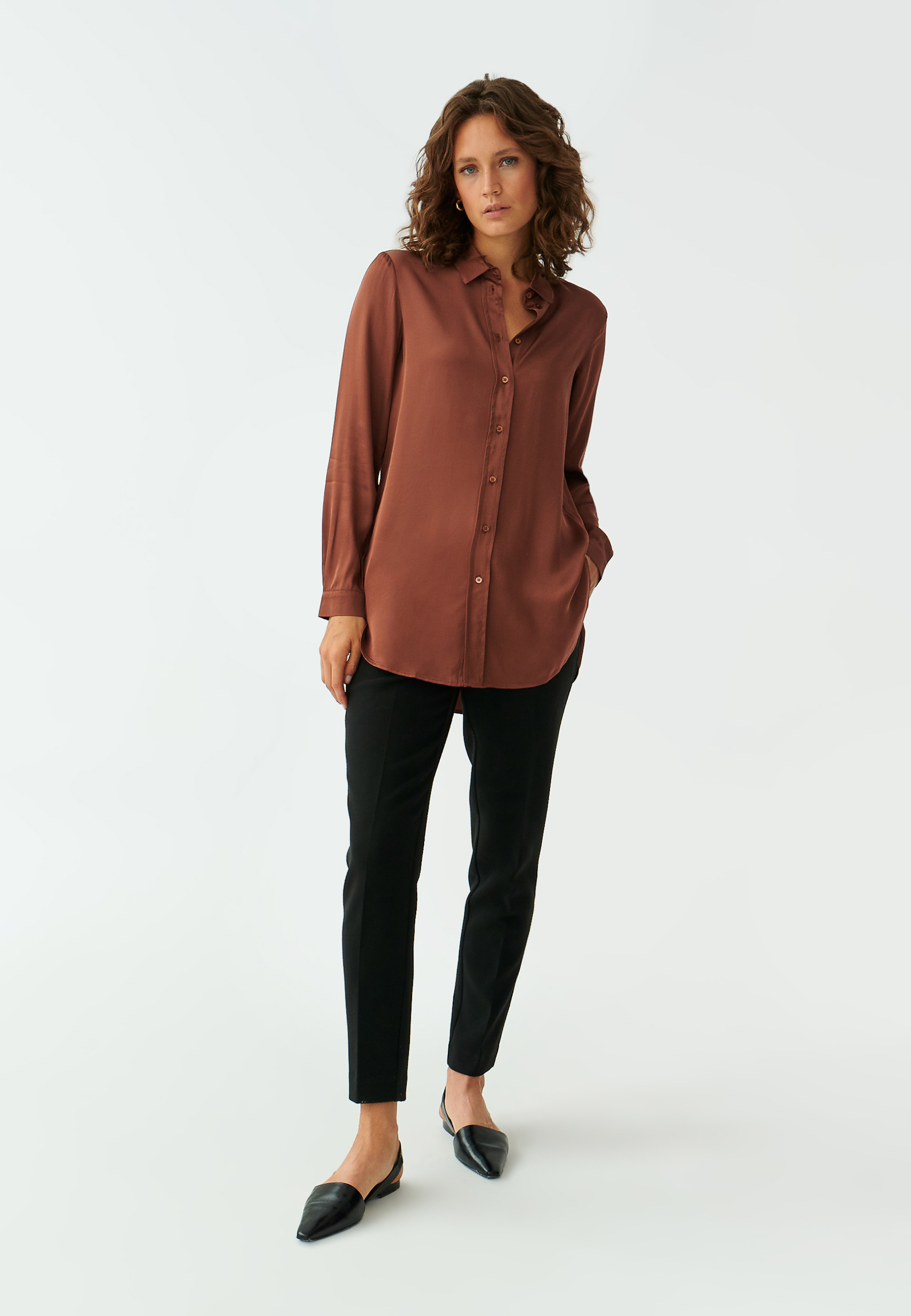 DLOUHÁ DÁMSKÁ KOŠILE Z VISKÓZOVÉHO SATÉNU TREALIA