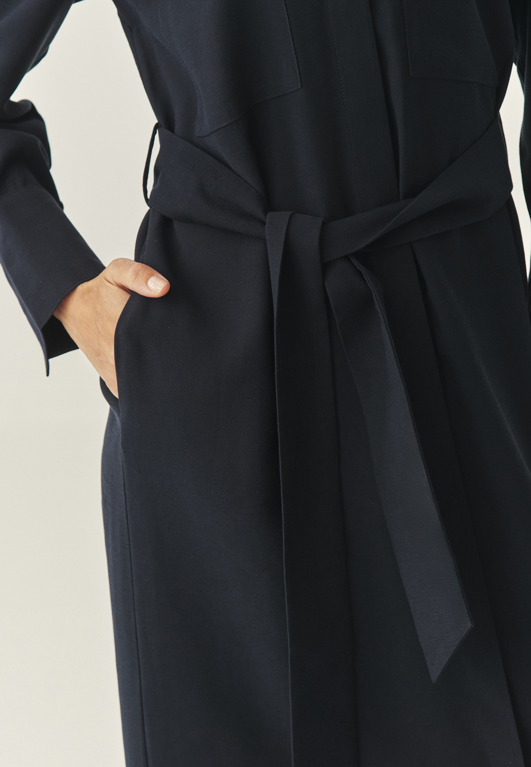 OBLEKA S KRATKIMI ROKEVI Z LENZING™ ECOVERO™ VISKOZO - WEST TEMNO MODRA 2