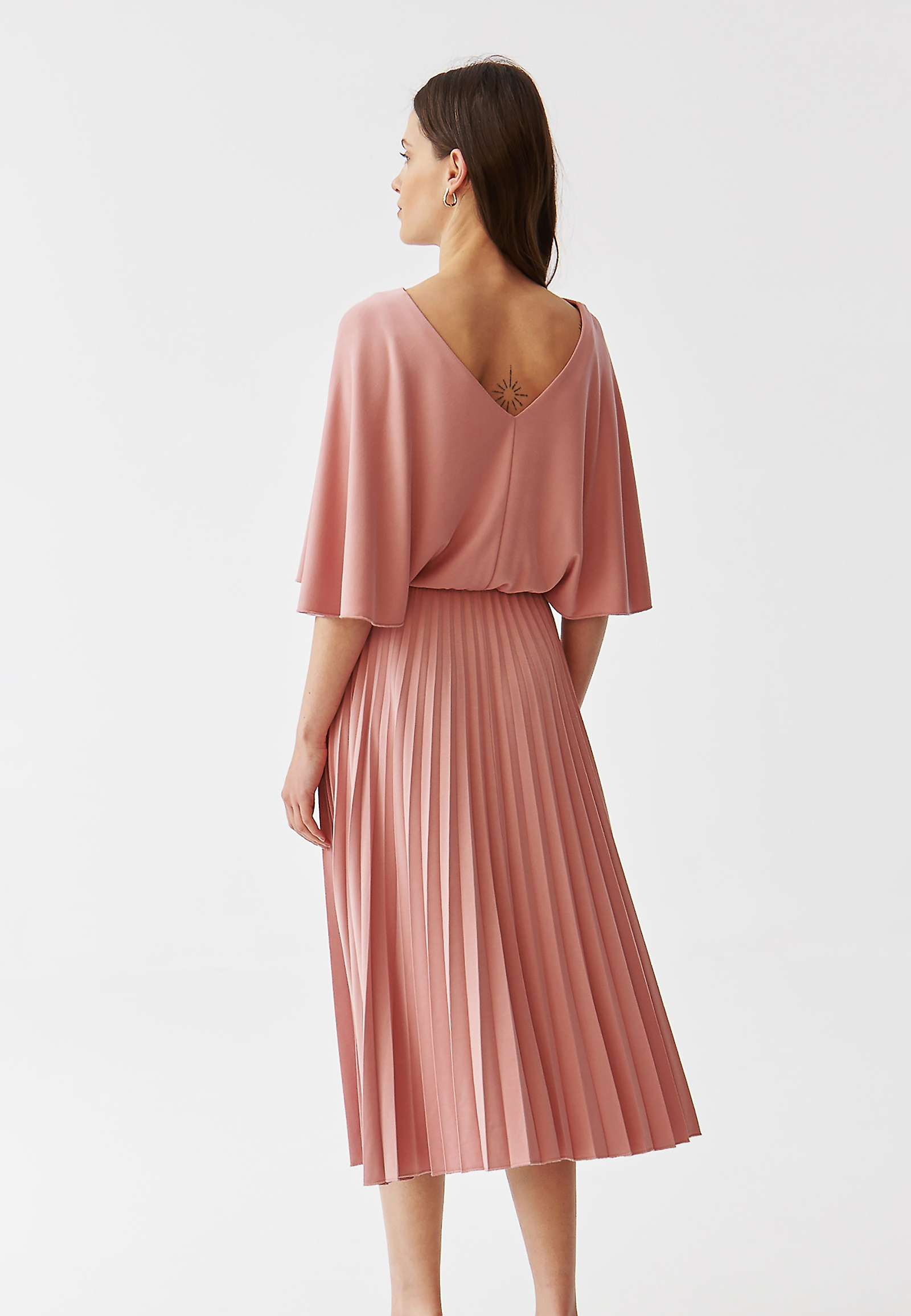 ROCHIE MIDI DIN TRICOT, CU PLISEURI ȘI DECOLTEU ÎN FORMA LITEREI „V” - GAJA ROCHIE MIDI DIN TRICOT, CU PLISEURI ȘI DECOLTEU ÎN FORMA LITEREI „V” - GAJA ROZ 96472