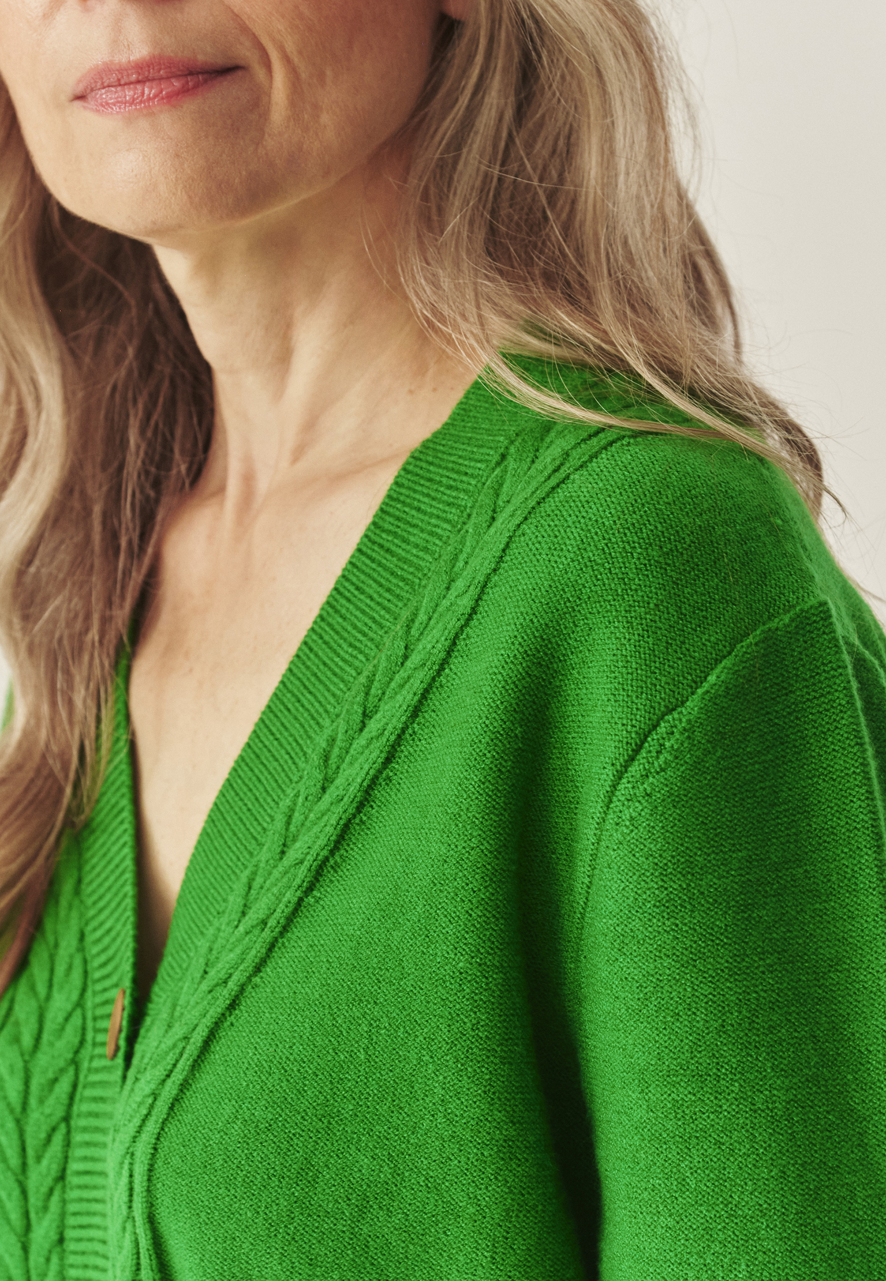 DAMSKI KARDIGAN Z GUZIKAMI I WARKOCZOWYM WZOREM — LILAC 1 ZIELONY 2