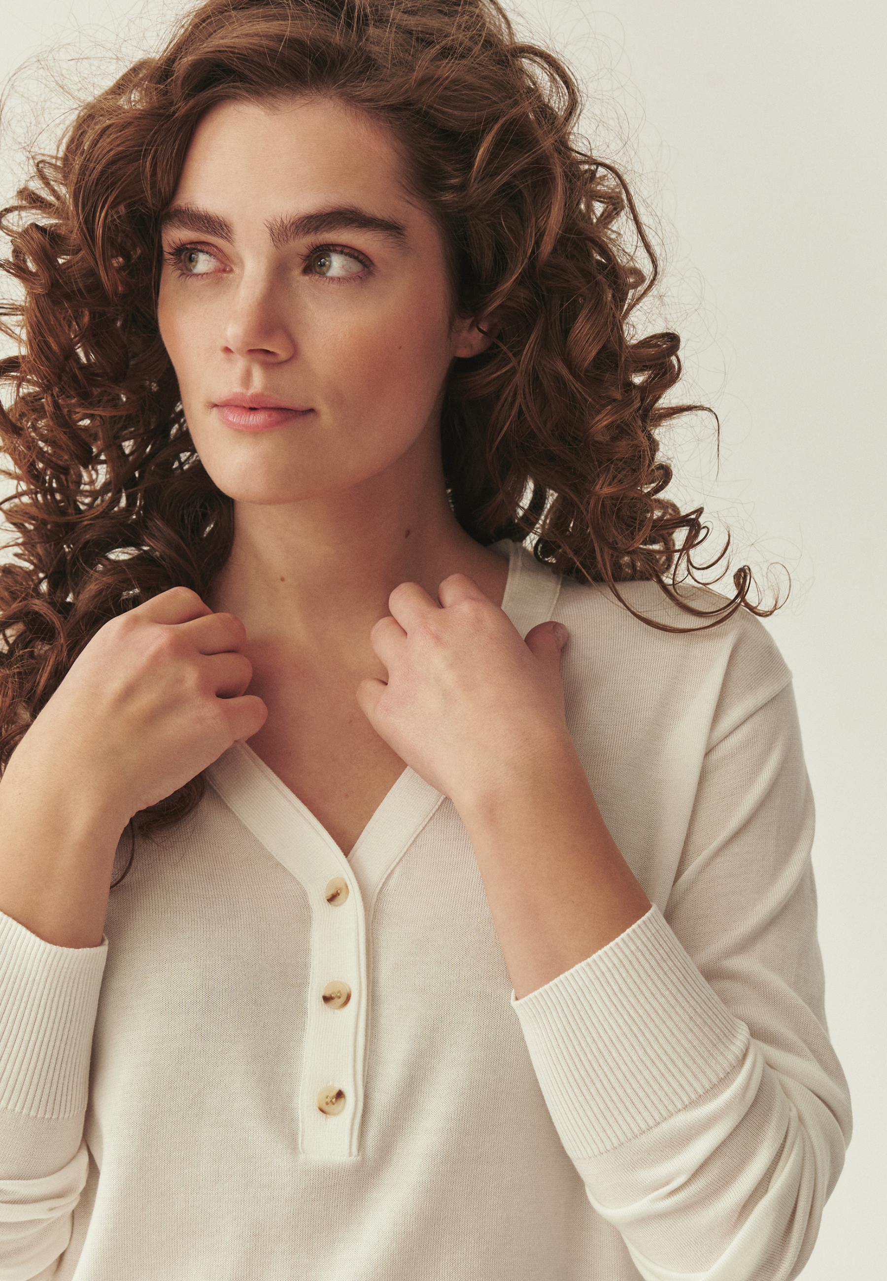 SWETER Z DOMIESZKĄ JEDWABIU - TELLA BIAŁY 2