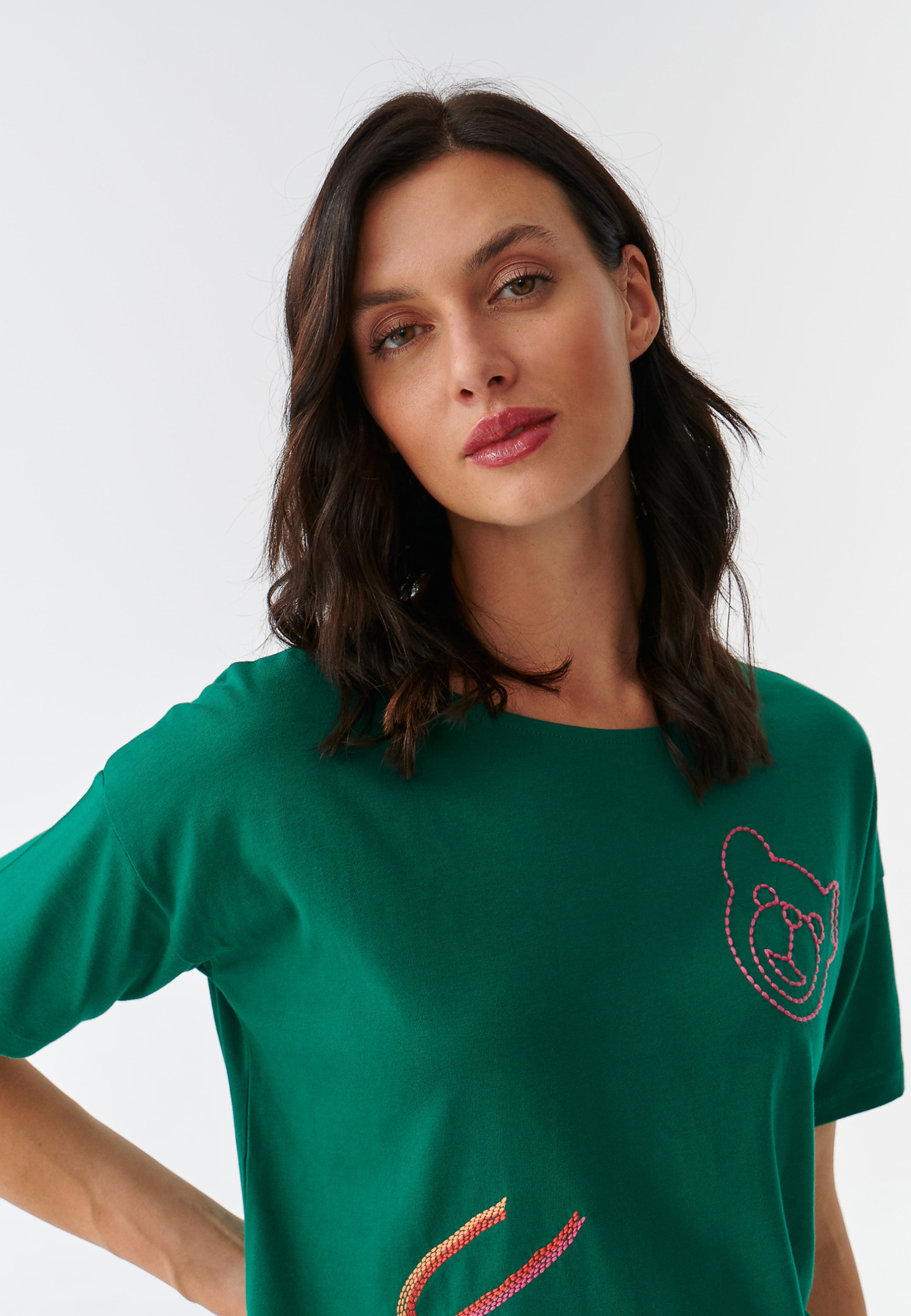 T-SHIRT DAMSKI Z WIELOBARWNYMI HAFTAMI MIZATI 1 ZIELONY 2