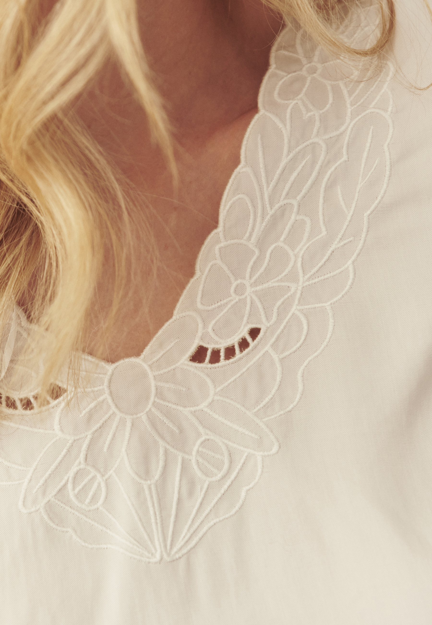 LADIES' WOVEN BLOUSE WITH A SWEETHEART NECKLINE AND LACE EMBELLISHMENT — EMBRO

 ECRU 2