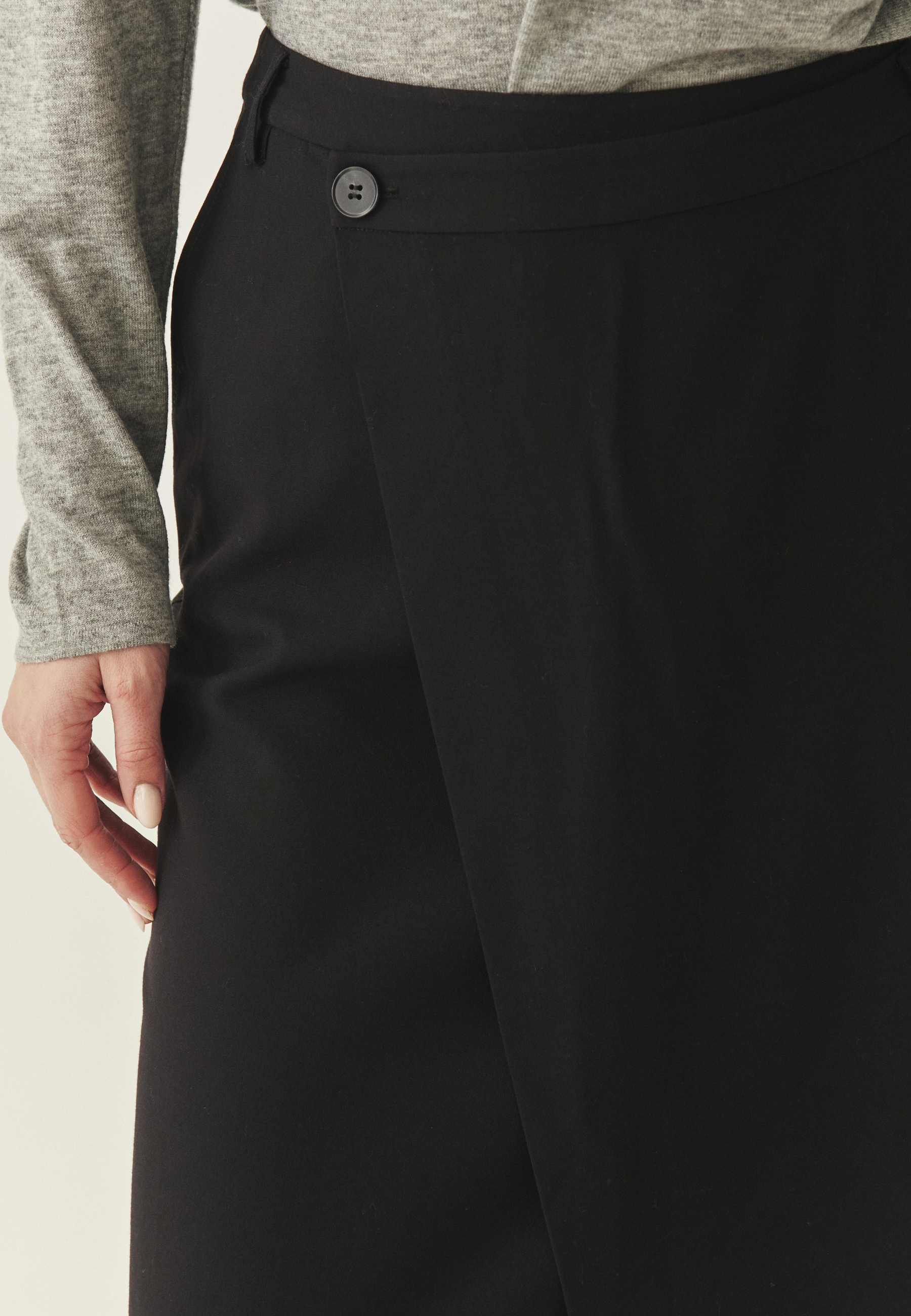 KOSTÝMOVÉ ŠATY POD KOLENÁ - MERKE ČIERNA 2