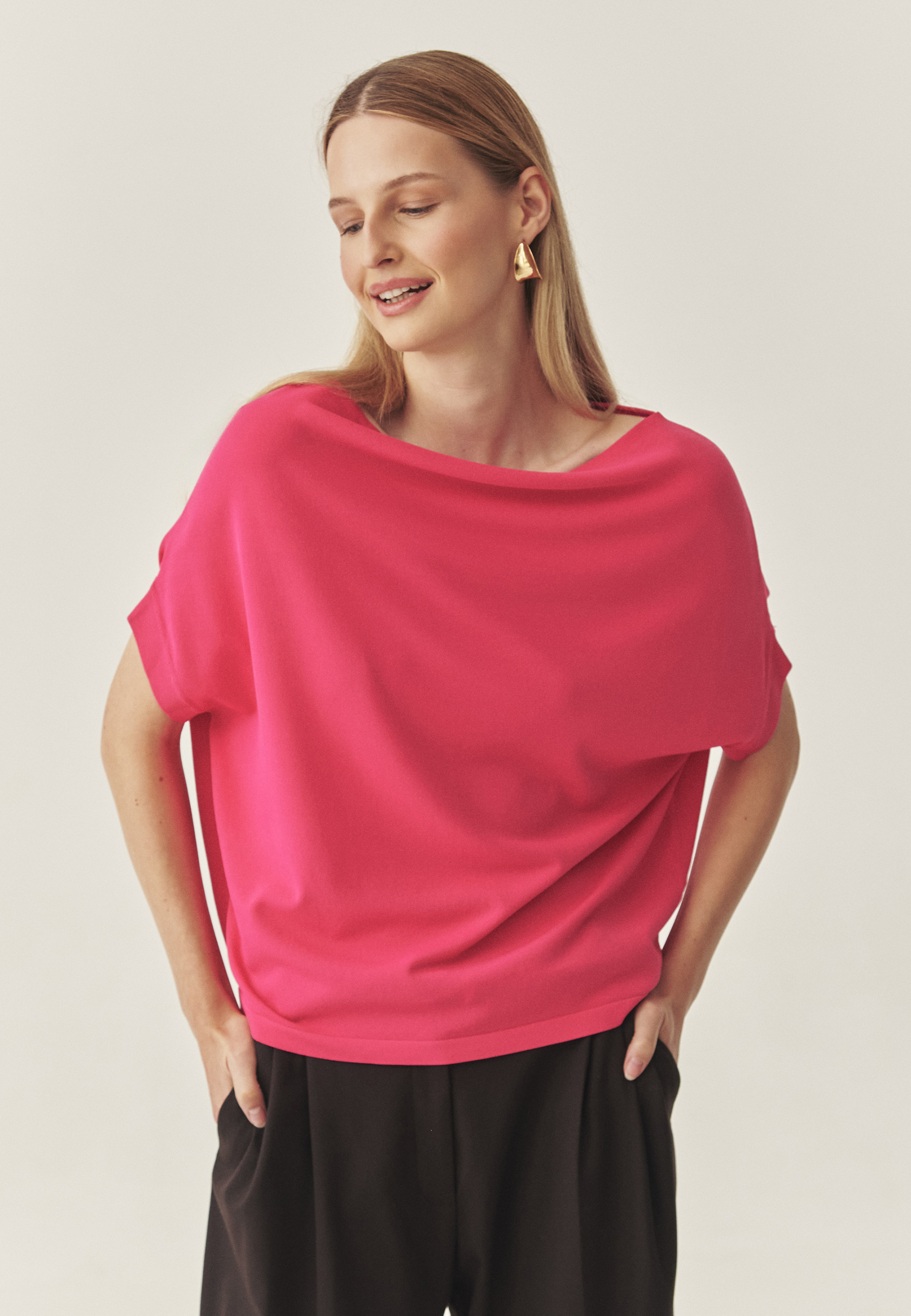 DZIANINOWA BLUZKA DAMSKA Z OZDOBNYM DEKOLTEM - ATI RÓŻOWY 2