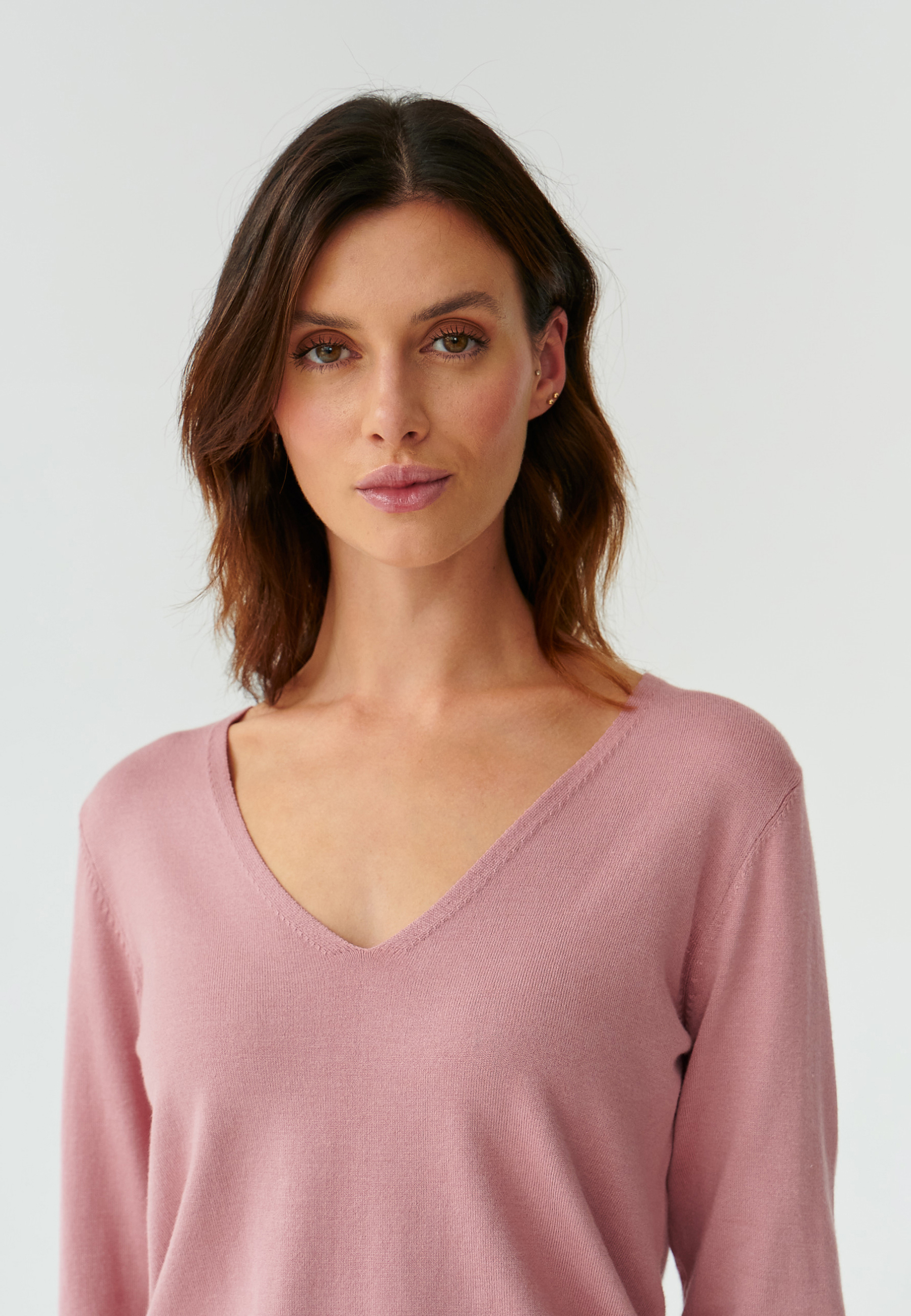 KLASICKÝ DÁMSKÝ SVETR S VÉČKOVÝM VÝSTŘIHEM TESSA 2