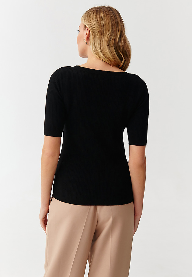 DOPASOWANY SWETER DAMSKI W PRĄŻKI - SALMIKO DOPASOWANY SWETER DAMSKI W PRĄŻKI - SALMIKO CZARNY 4