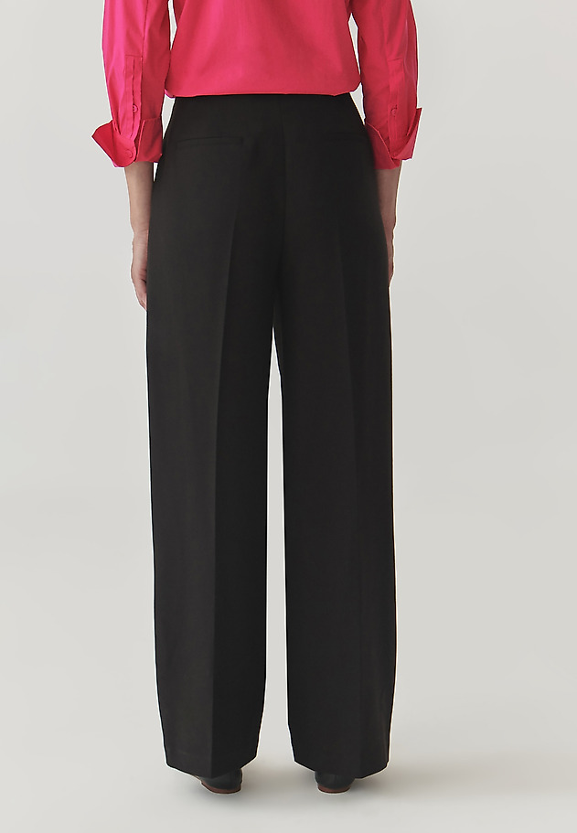 ELEGANT LADIES’ TROUSERS WITH WIDE LEG AND DECORATIVE SEAMS - SERTO ELEGANT LADIES’ TROUSERS WITH WIDE LEG AND DECORATIVE SEAMS - SERTO CZARNY 3