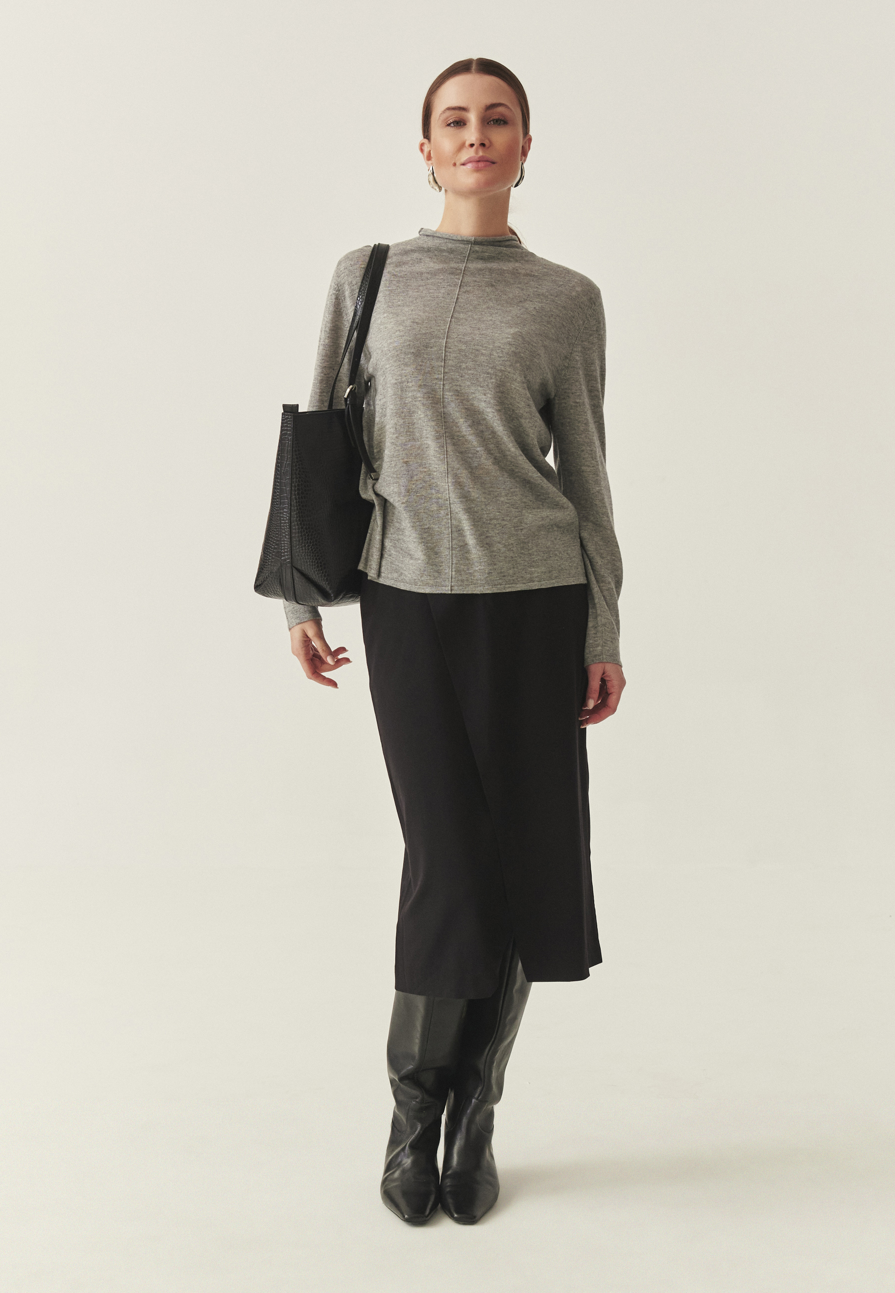 KOSTÝMOVÉ ŠATY POD KOLENÁ - MERKE ČIERNA 2