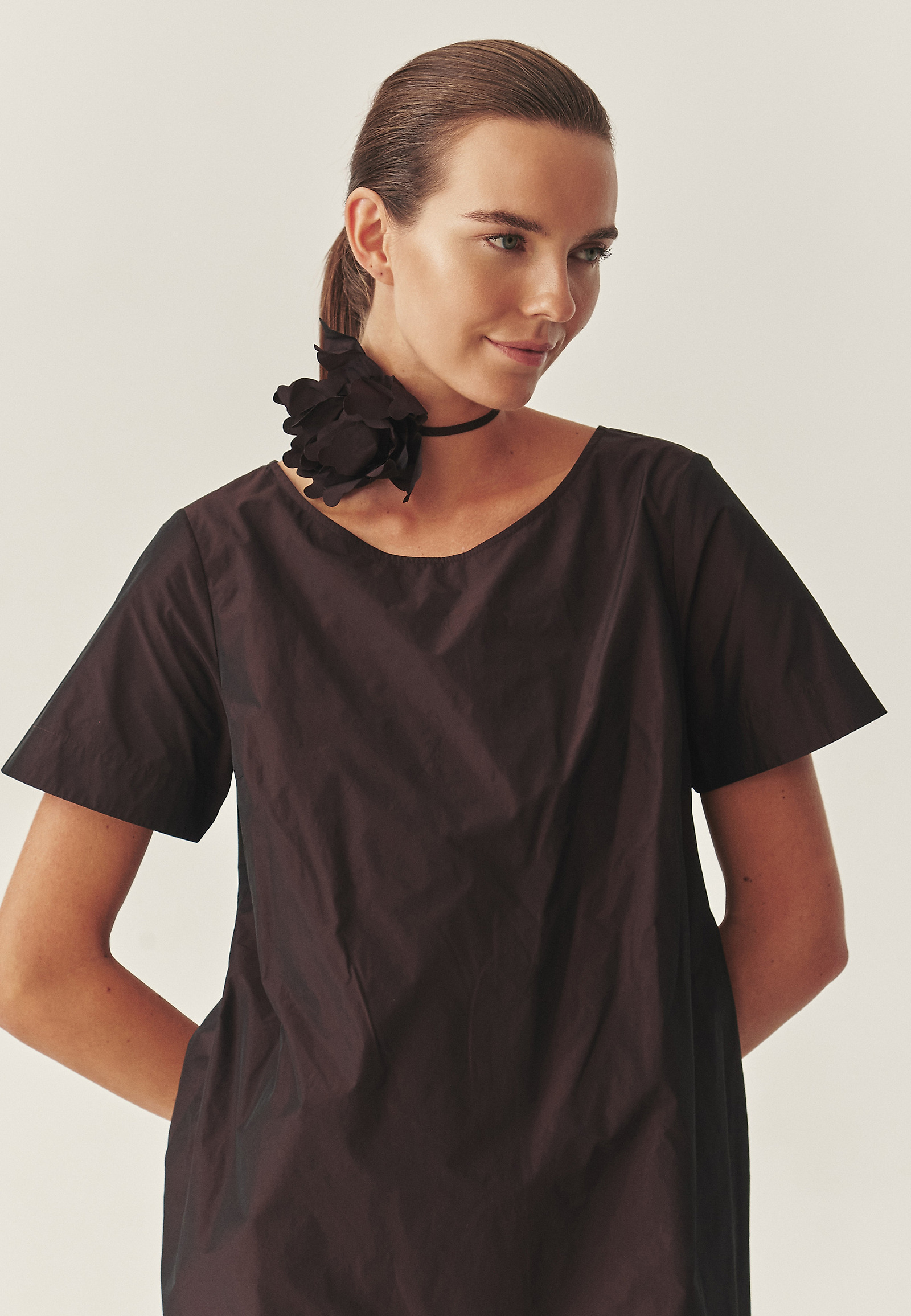 KRÁTKÉ ŠATY S KVĚTINOVÝM DEKORATIVNÍM PRVKEM – GRACI 1 KRÁTKÉ ŠATY S KVĚTINOVÝM DEKORATIVNÍM PRVKEM – GRACI 1 ČERVENÁ 118416