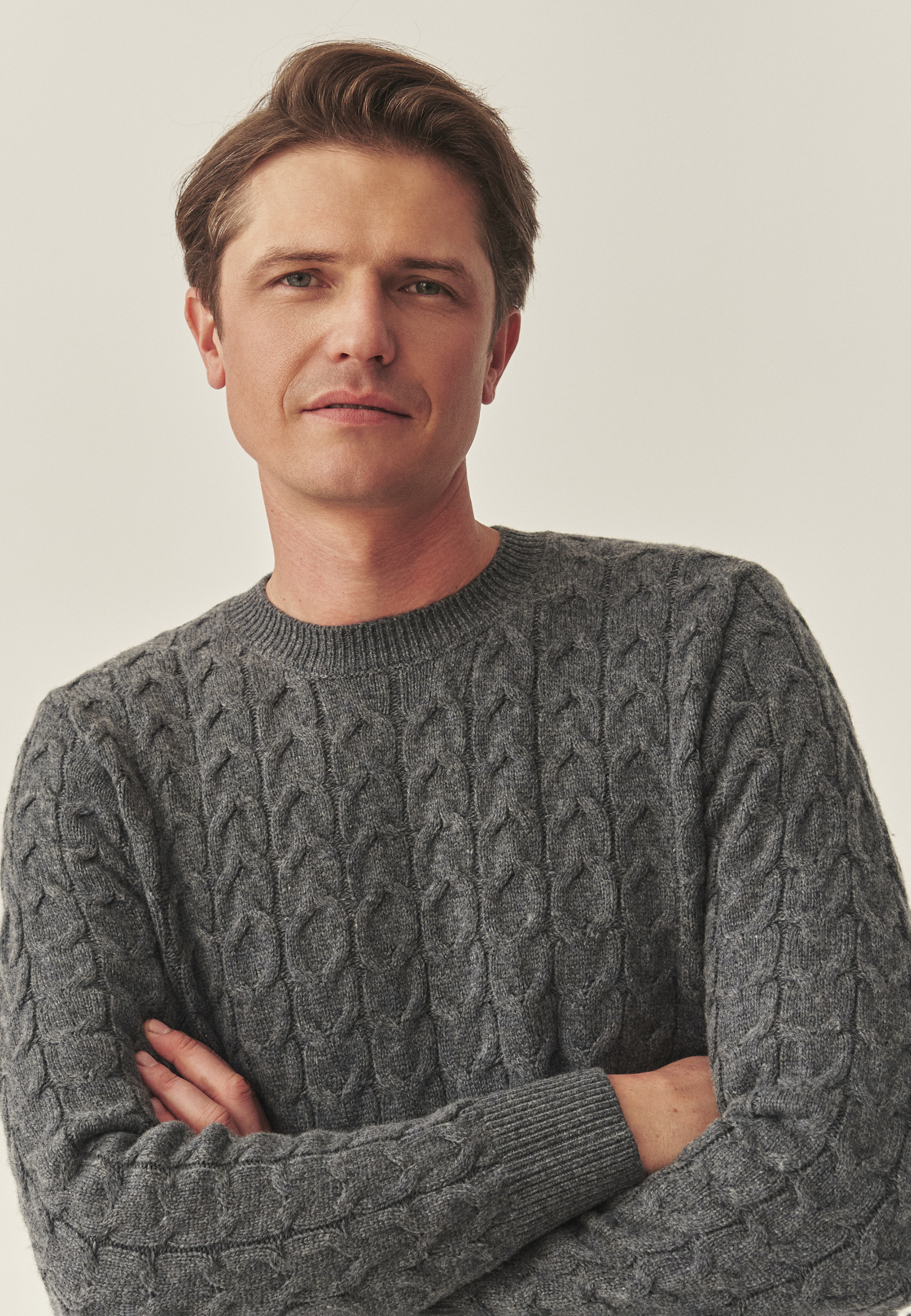 MĘSKI SWETER ZE STRUKTURALNYM WZOREM I MOTYWEM MISIA USZATKA — DAVID SZARY 2