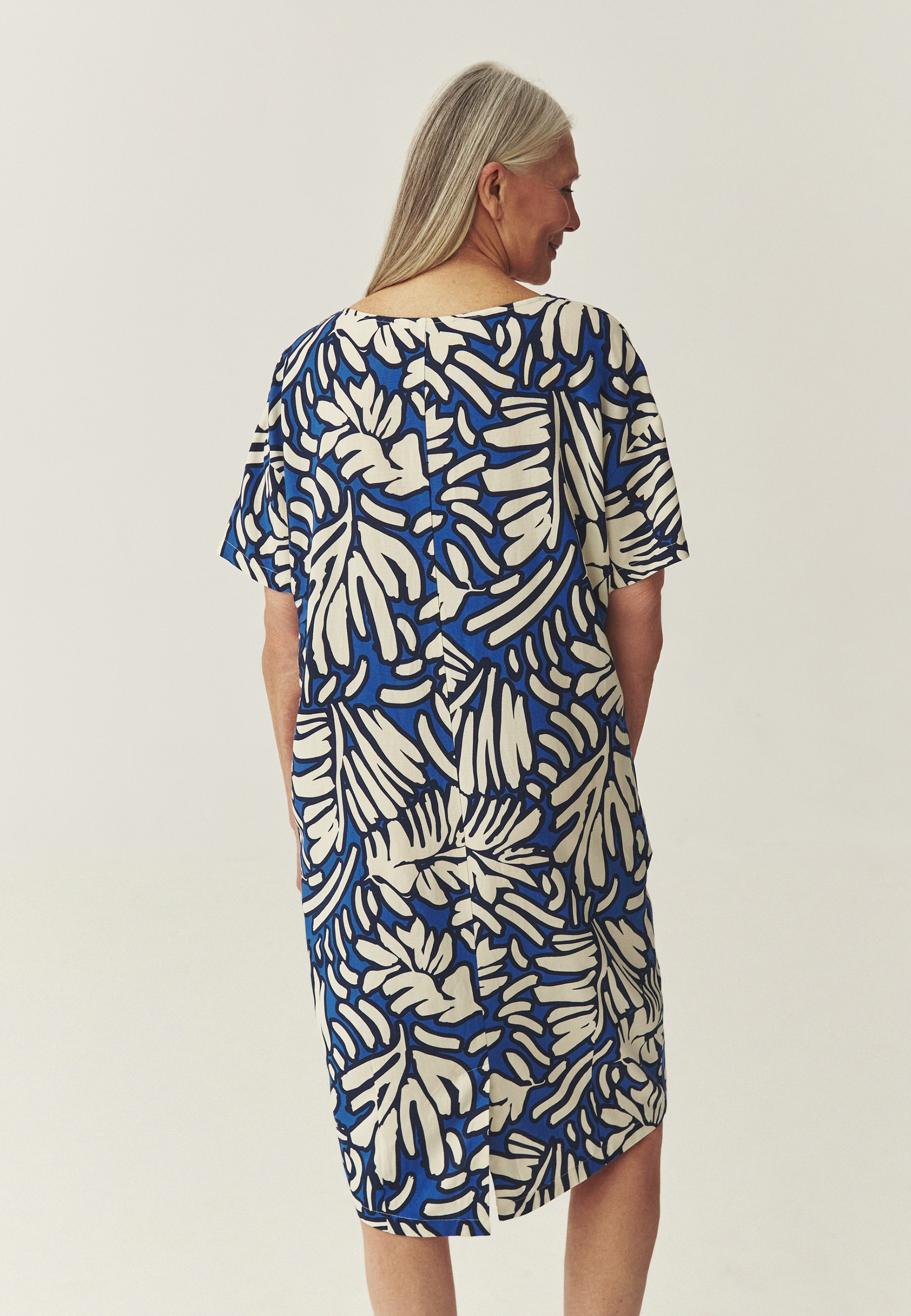 VOLNÉ ŠATY S ORIGINÁLNÍM VZOREM – OWERA 1