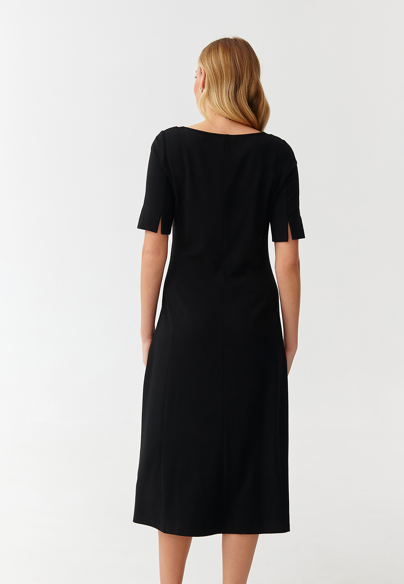 ÚPLETOVÉ MIDI ŠATY S LODIČKOVÝM VÝSTŘIHEM - MANTI ÚPLETOVÉ MIDI ŠATY S LODIČKOVÝM VÝSTŘIHEM - MANTI ČERNÁ 95103