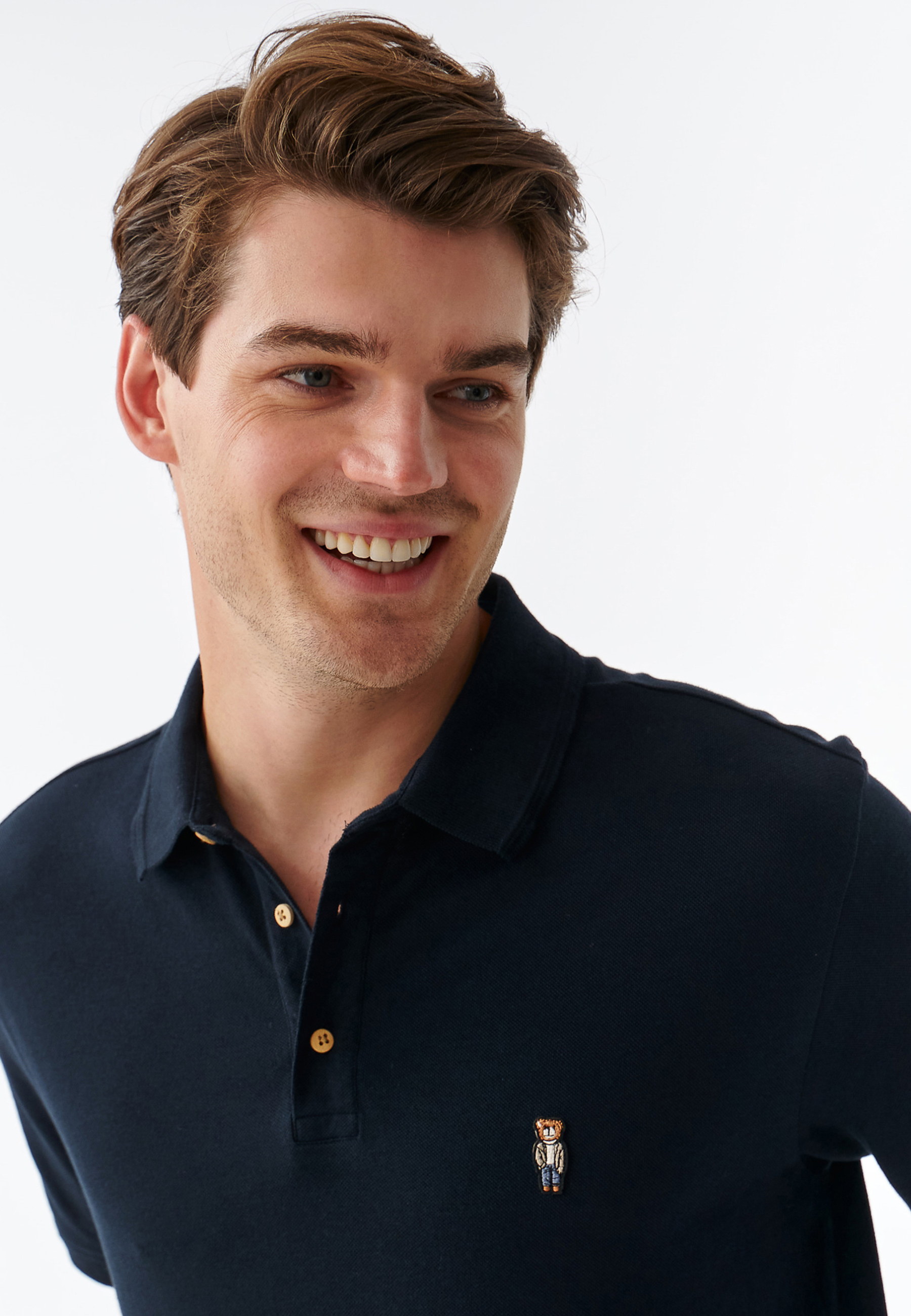 PÁNSKA PLETENÁ KOŠEĽA TYPU POLO S NÁŠIVKOU S MOTÍVOM MACKA UŠKA JAY