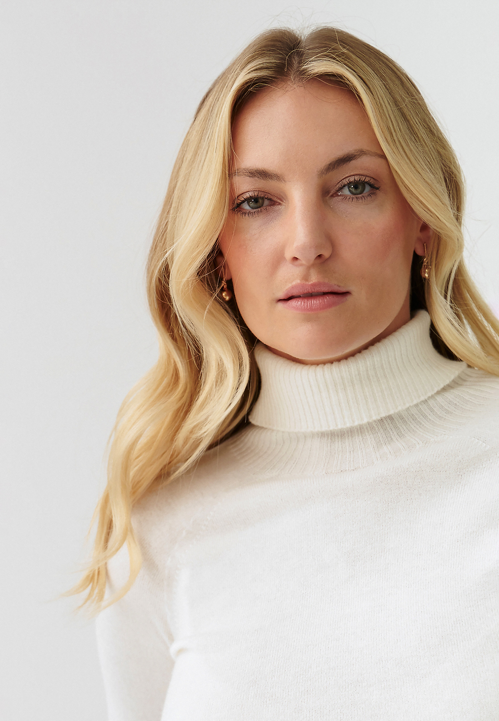 KLASYCZNY SWETER DAMSKI Z GOLFEM Z WEŁNY MERINO KONGA 1 KLASYCZNY SWETER DAMSKI Z GOLFEM Z WEŁNY MERINO KONGA 1 ECRU 74852