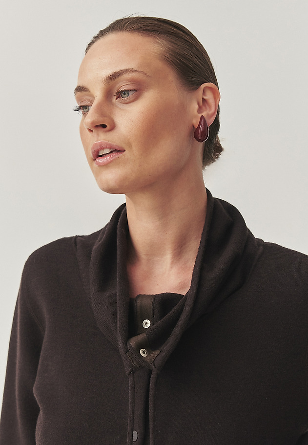 SWETER Z REGULOWANĄ STÓJKĄ - MARTENA SWETER Z REGULOWANĄ STÓJKĄ - MARTENA BRĄZOWY 4
